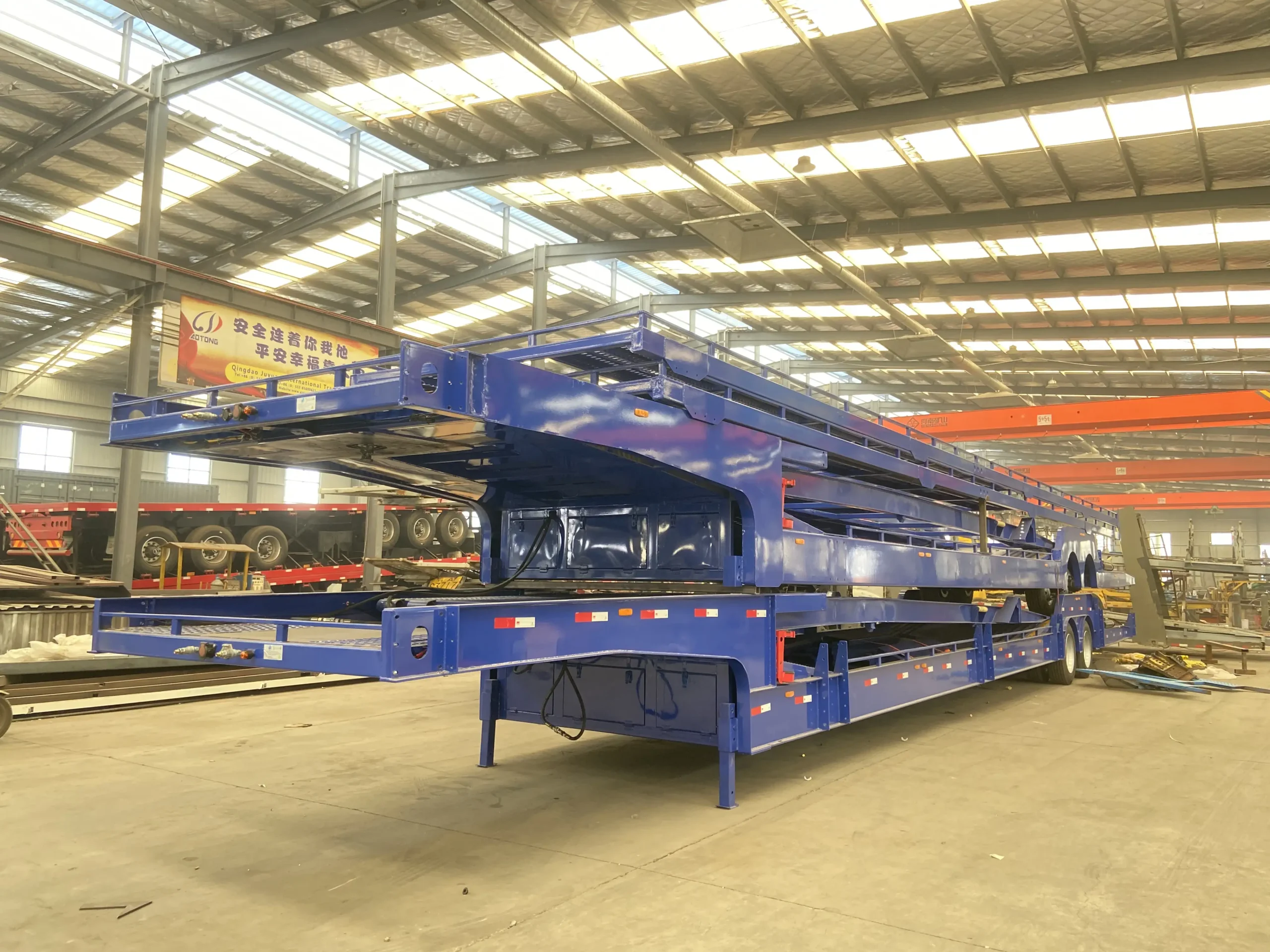 Hydraulic lifting hardware on car carrier upper deck