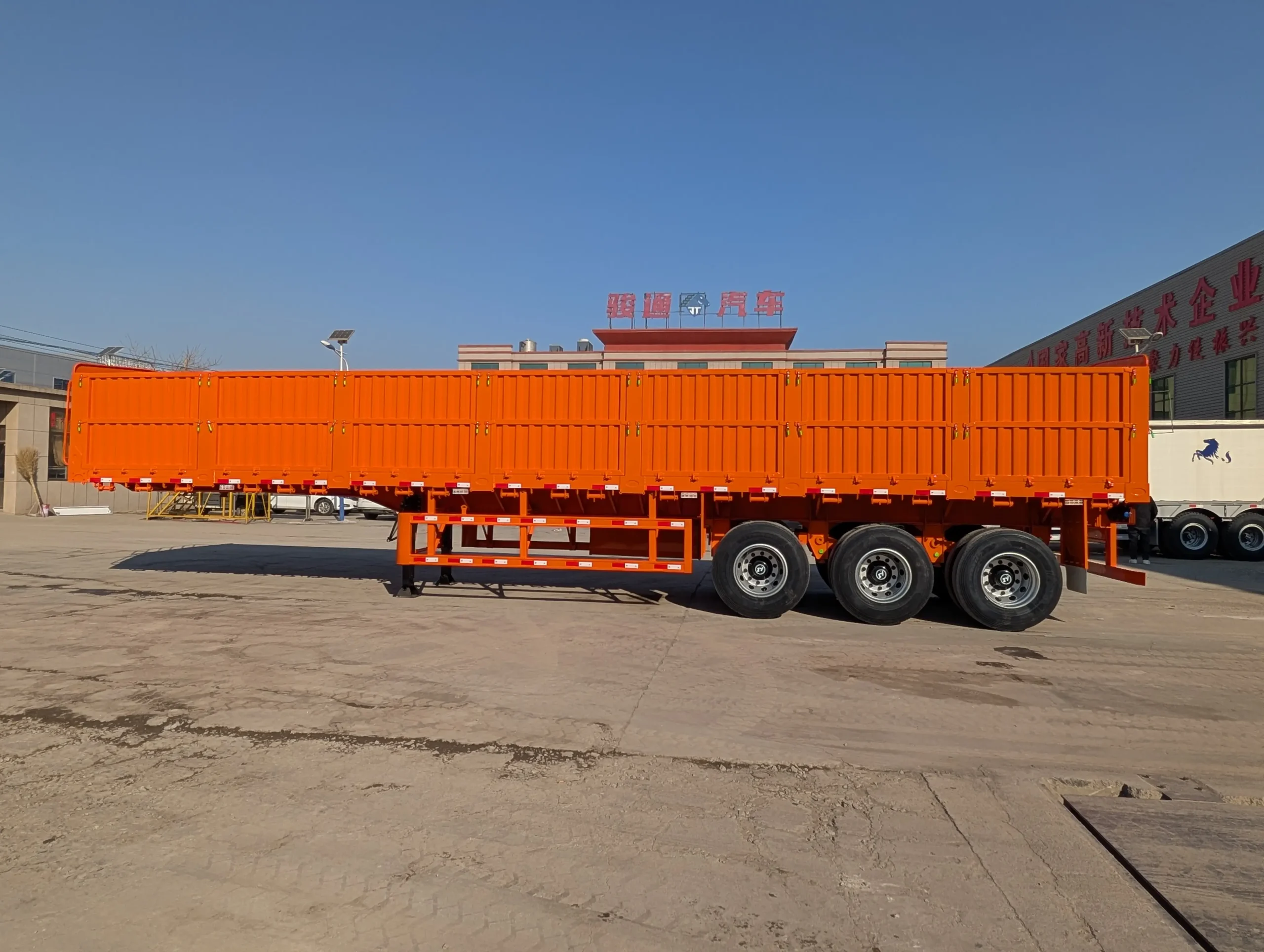 Three axle running gear on fence semi trailer