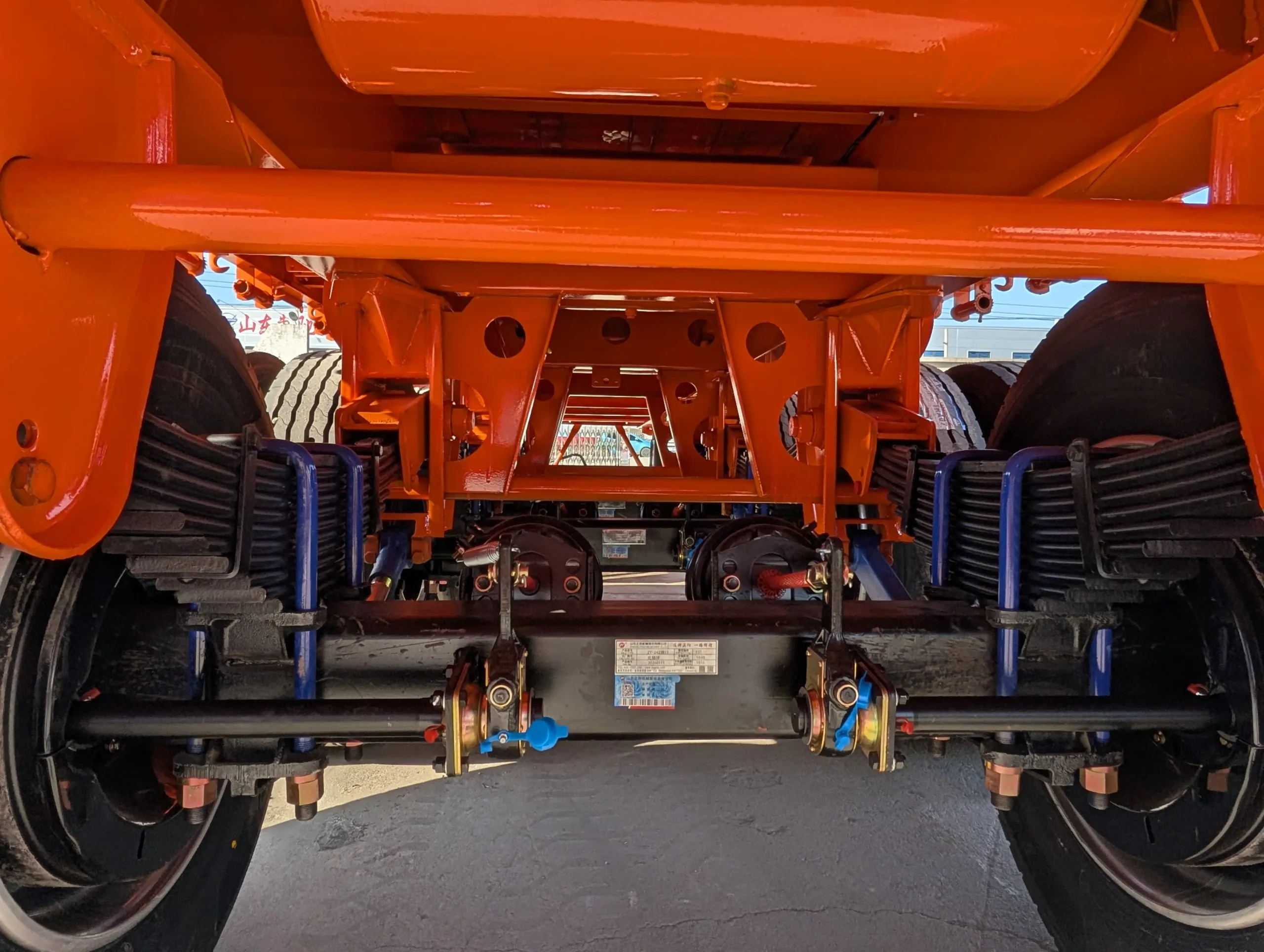 Three axle leaf spring running gear on fence semi trailer