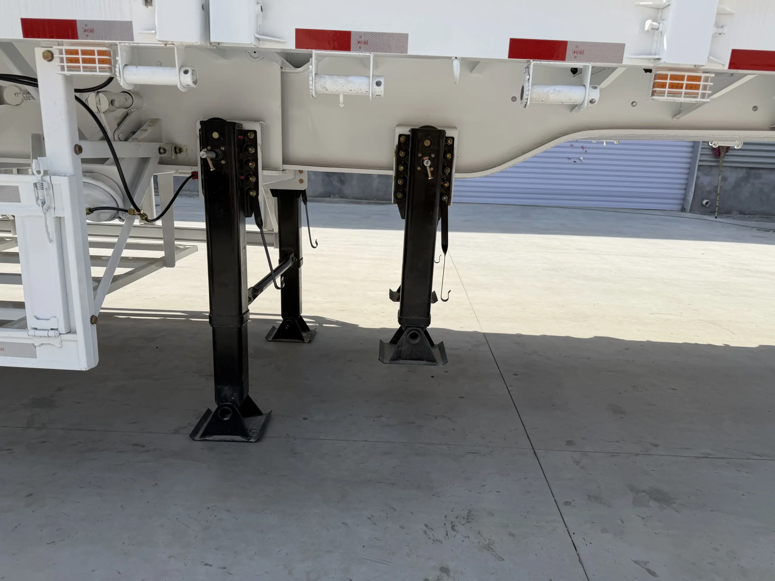 Landing gear and support stand of the fence cargo semi trailer