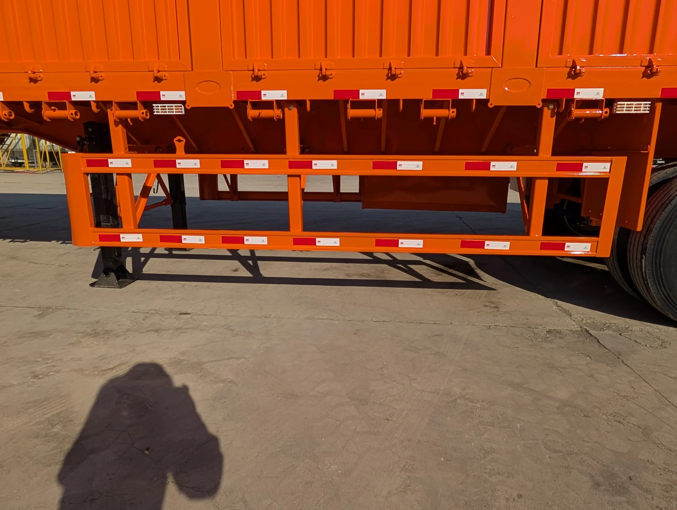 Mechanical landing gear on cargo semi trailer