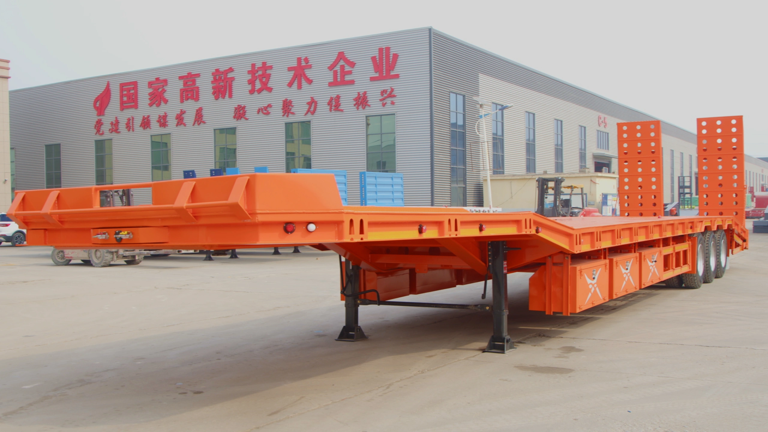 Fixed gooseneck and front frame of the three-axle lowbed trailer