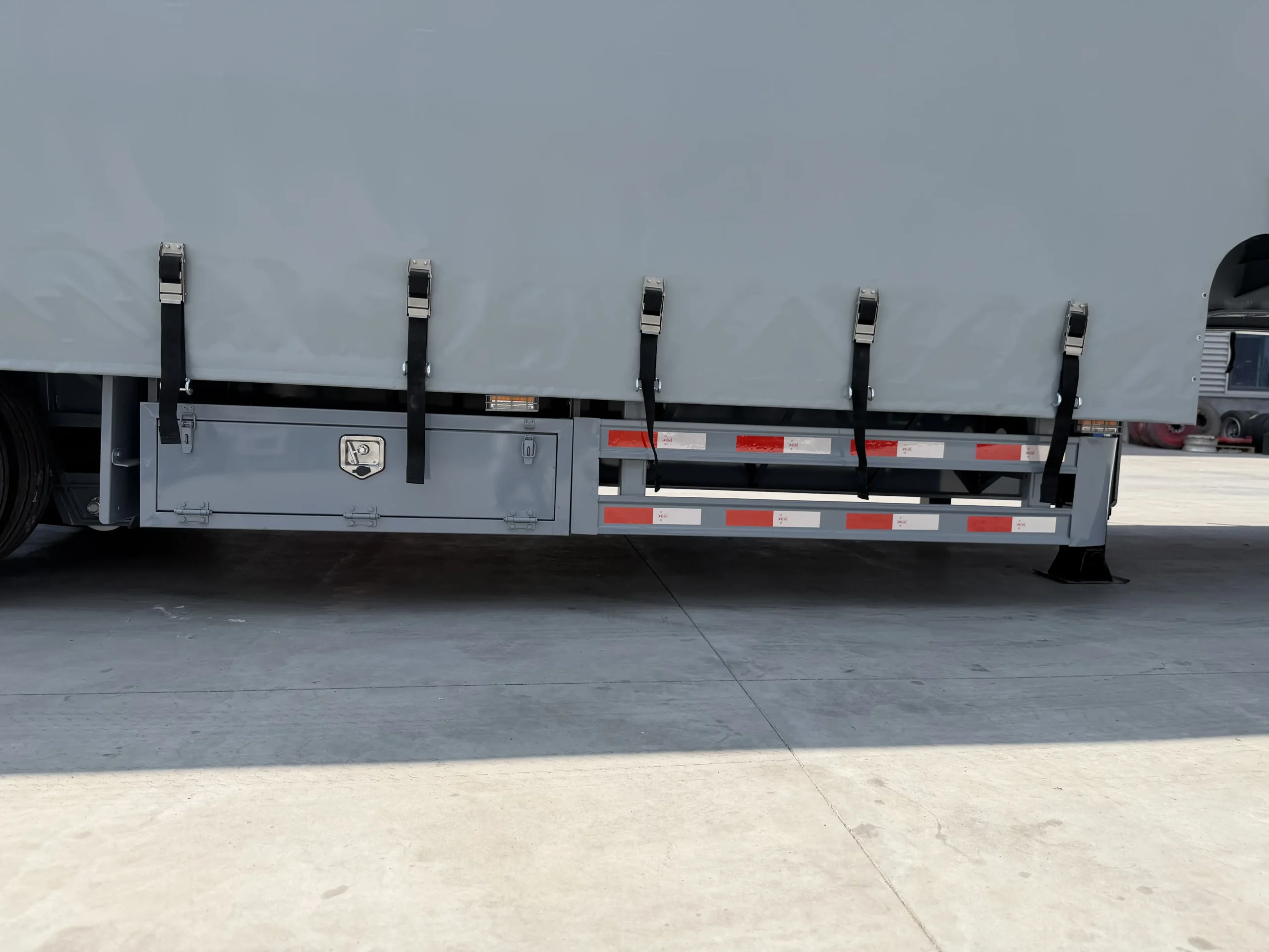 Curtain side semi-trailer lower side guard detail
