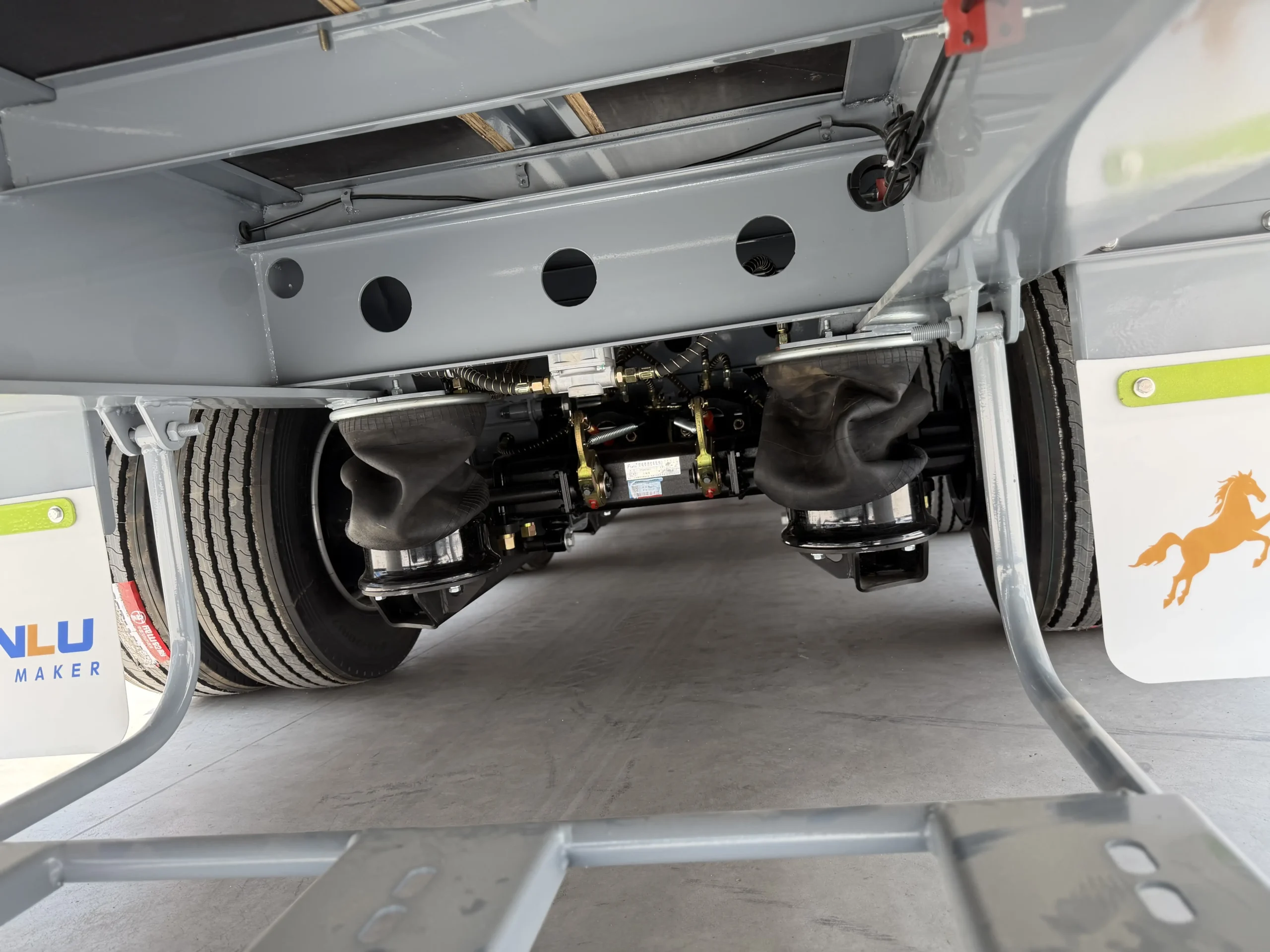 Five-axle curtain side semi-trailer chassis detail