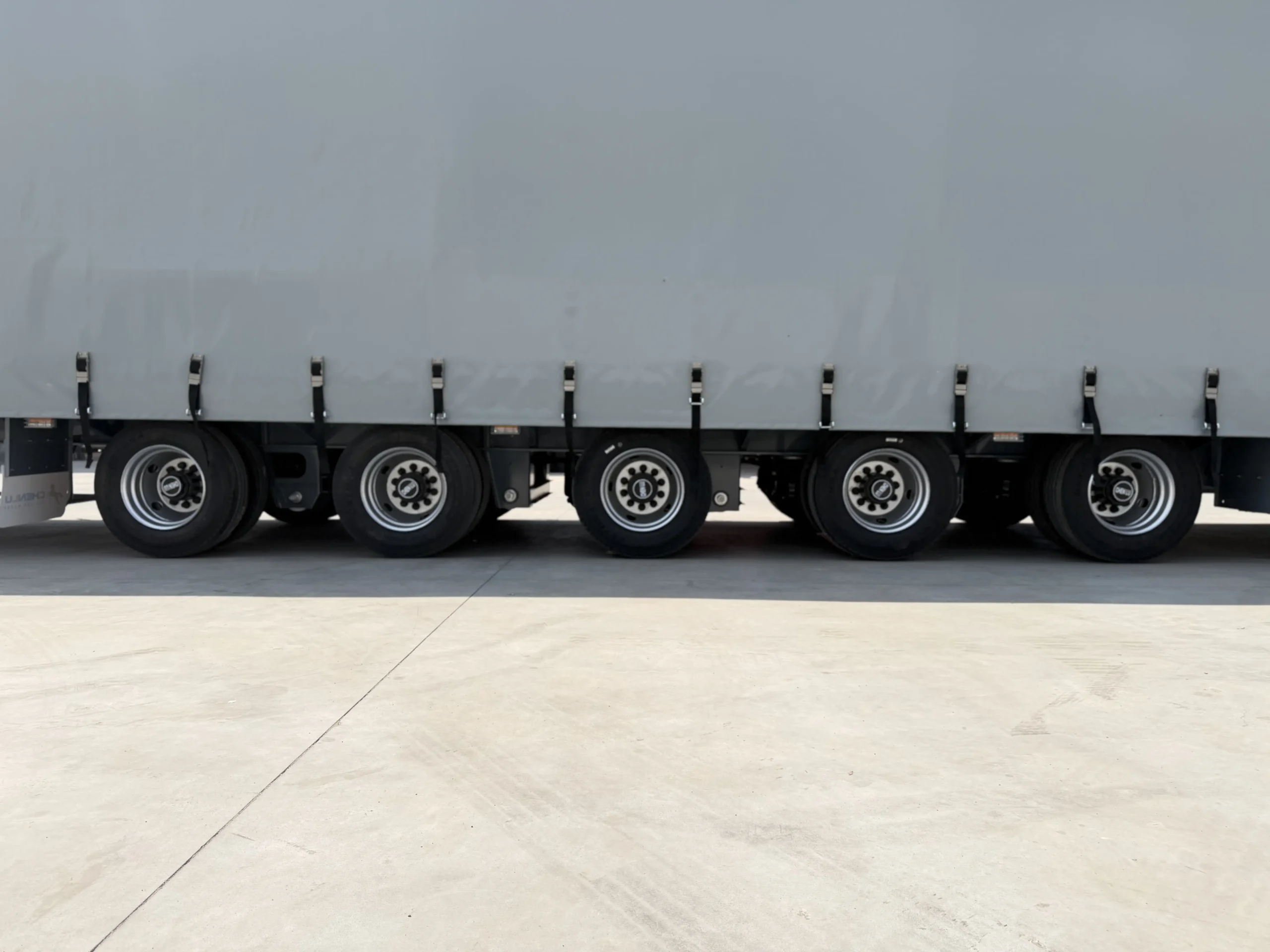 Five-axle curtain side semi-trailer wheel and axle detail