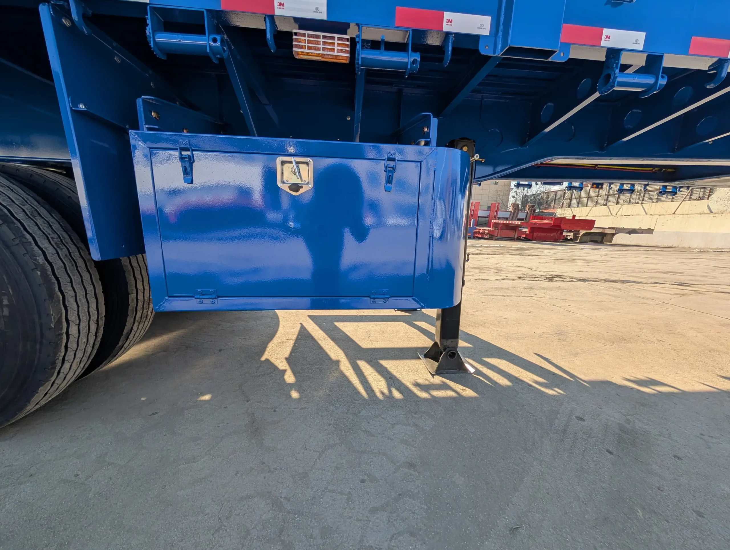 Landing gear on five-axle sidewall trailer