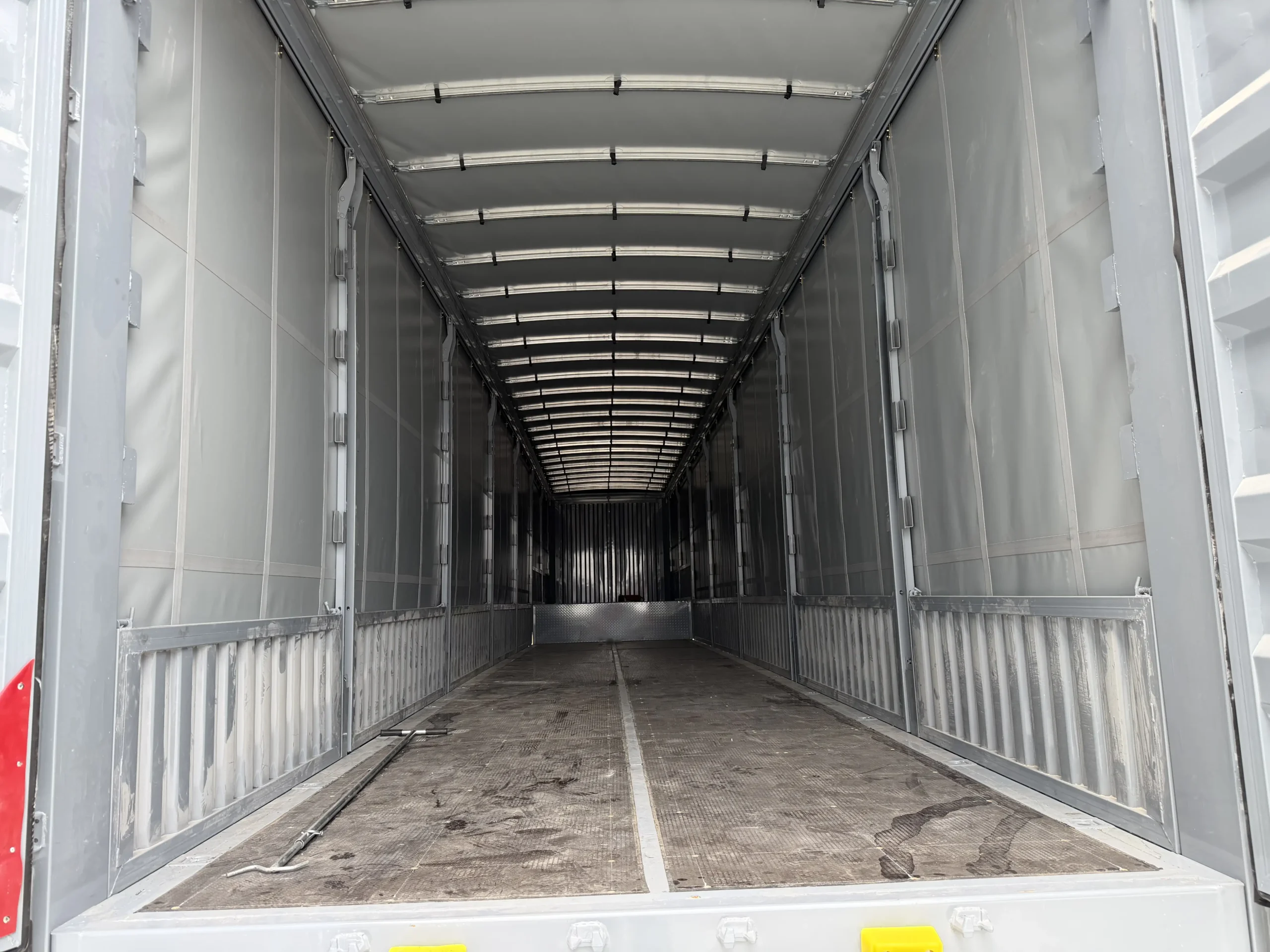 Curtain side semi-trailer interior