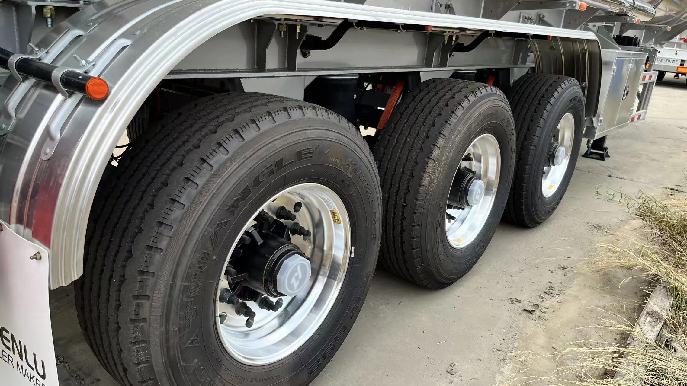Rear three-axle running group and wheels on a CHENLU aluminium fuel tanker