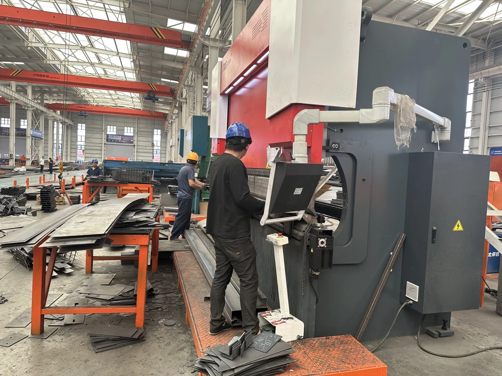 Steel plate forming equipment inside the CHENLU semi-trailer workshop