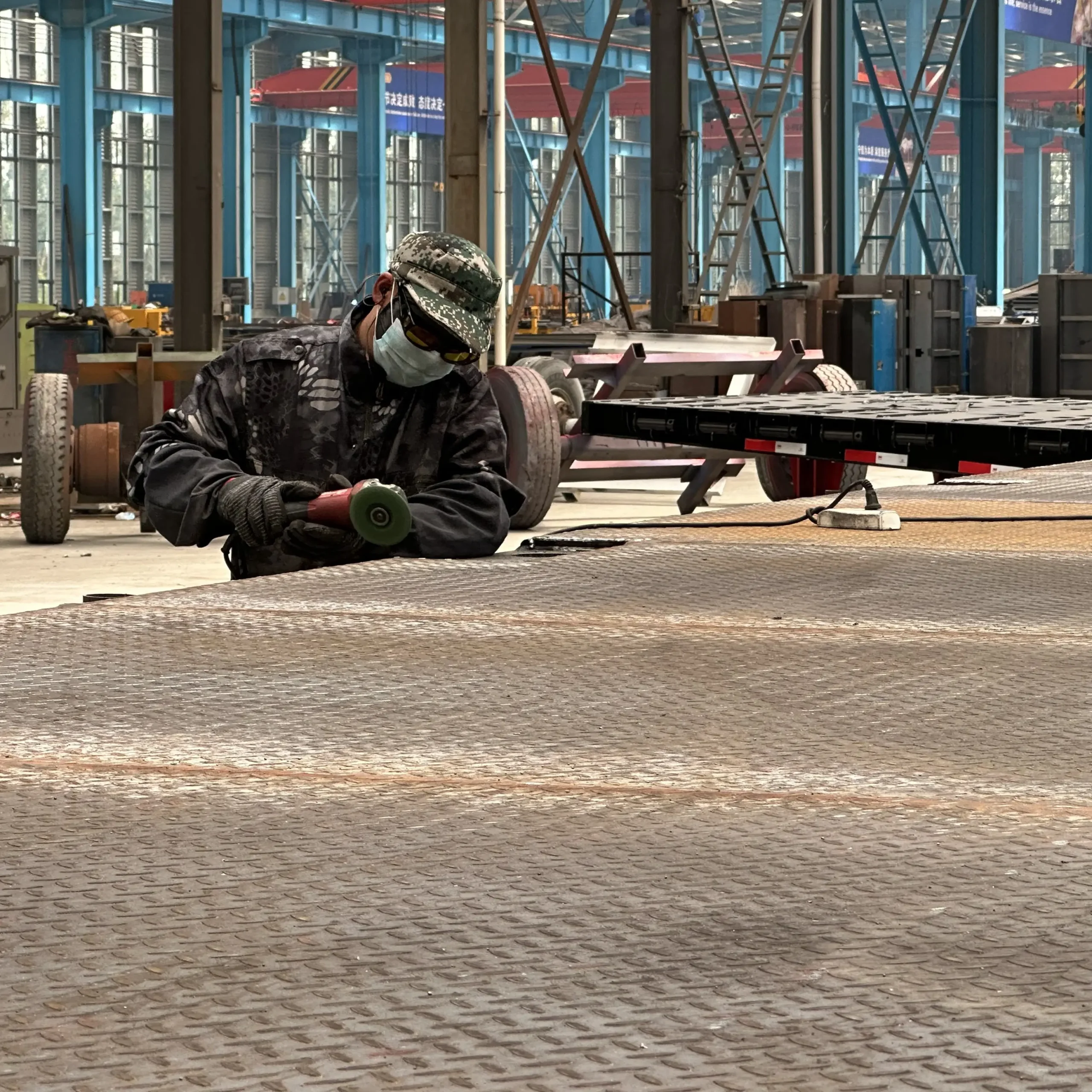 Worker finishing a semi-trailer platform in the CHENLU workshop