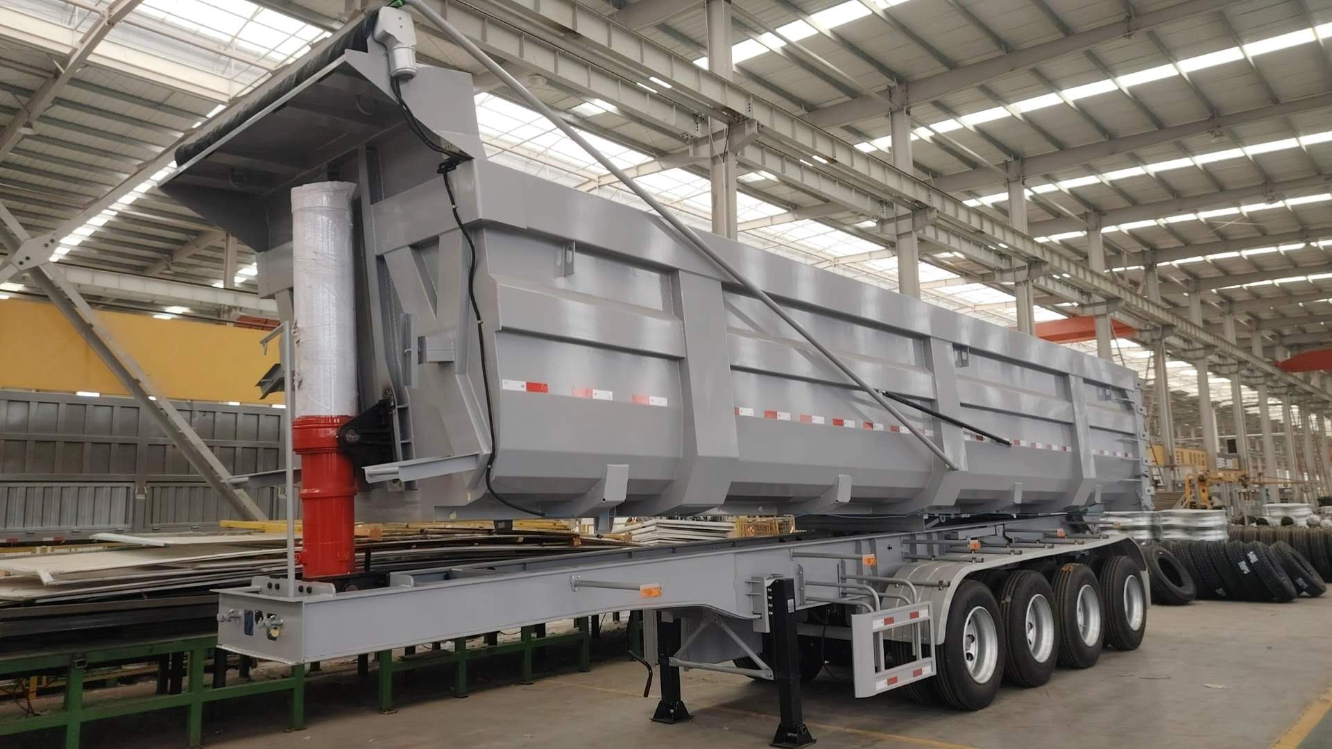 Four-axle end dump semi trailer front detail