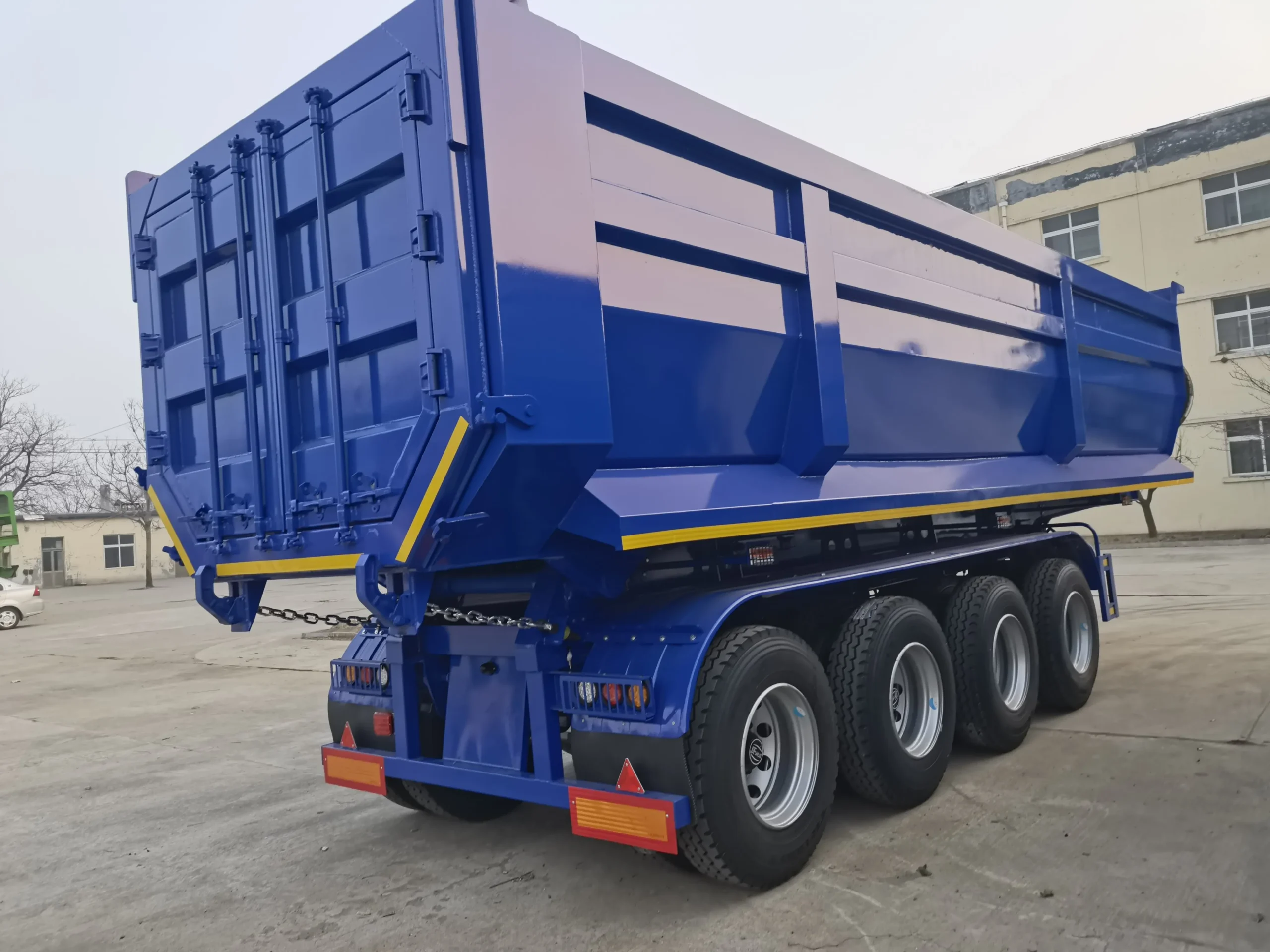 Rectangular dump body of the four-axle semi trailer