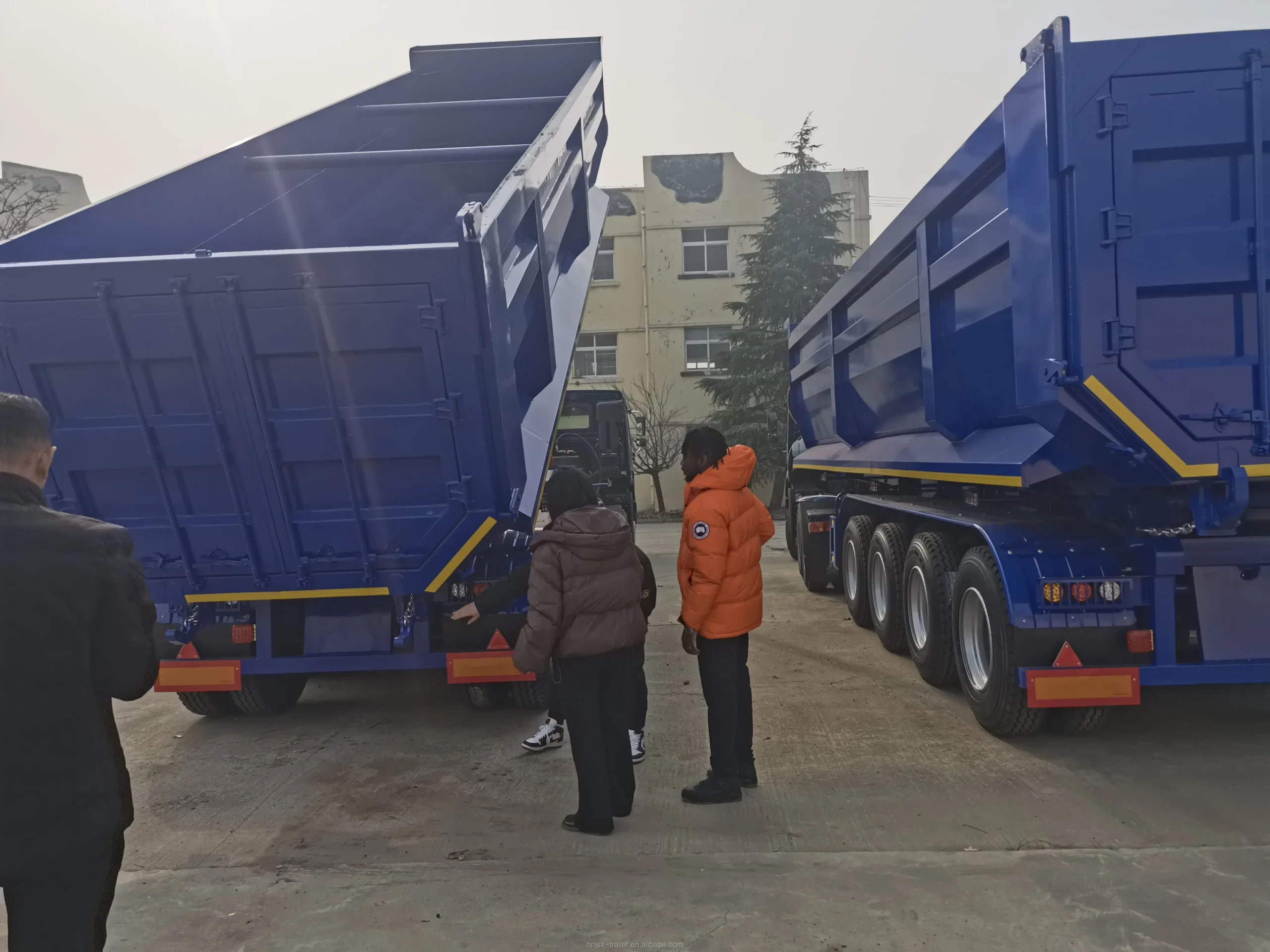 Rear gate and four-axle group of the dump semi trailer