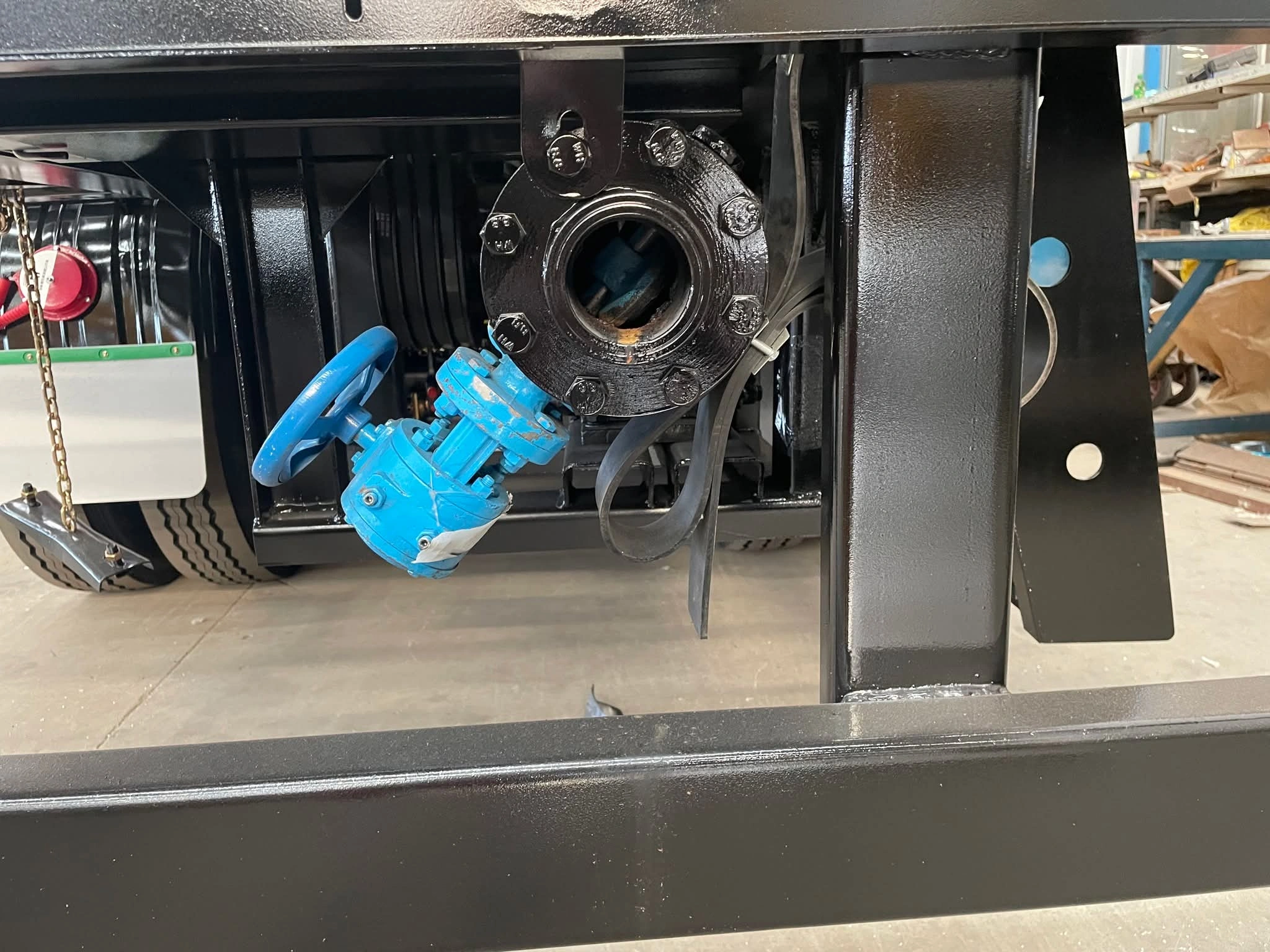 Rear discharge valve on insulated bitumen tanker semi-trailer