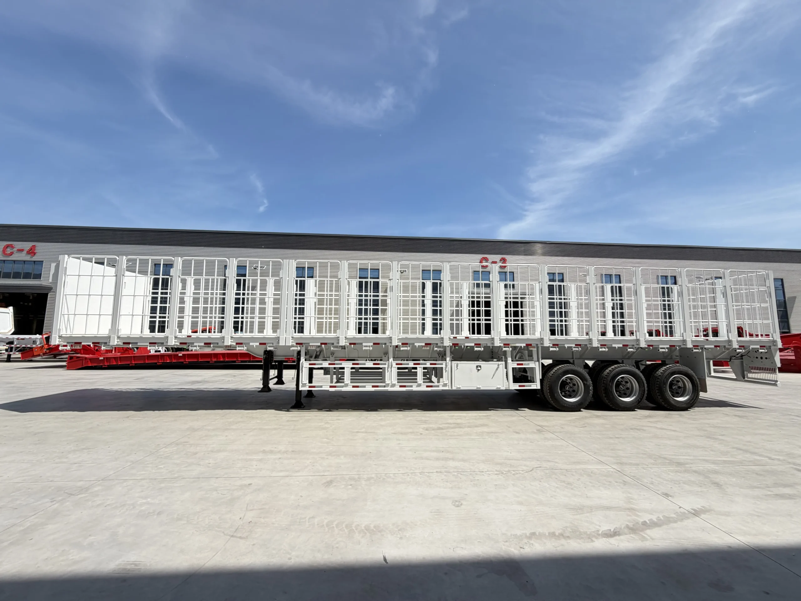Deck length and open loading area of the fence cargo semi trailer