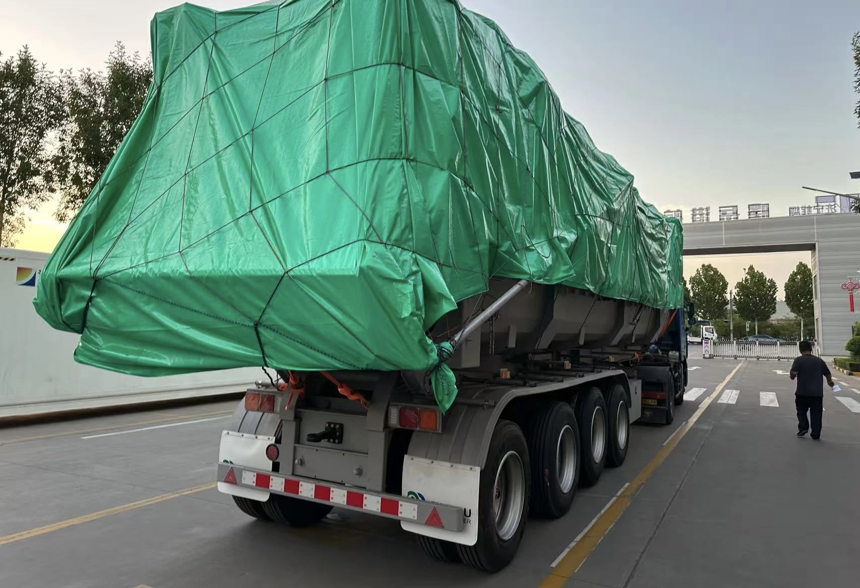 Front lift-cylinder area of the four-axle end dump semi trailer