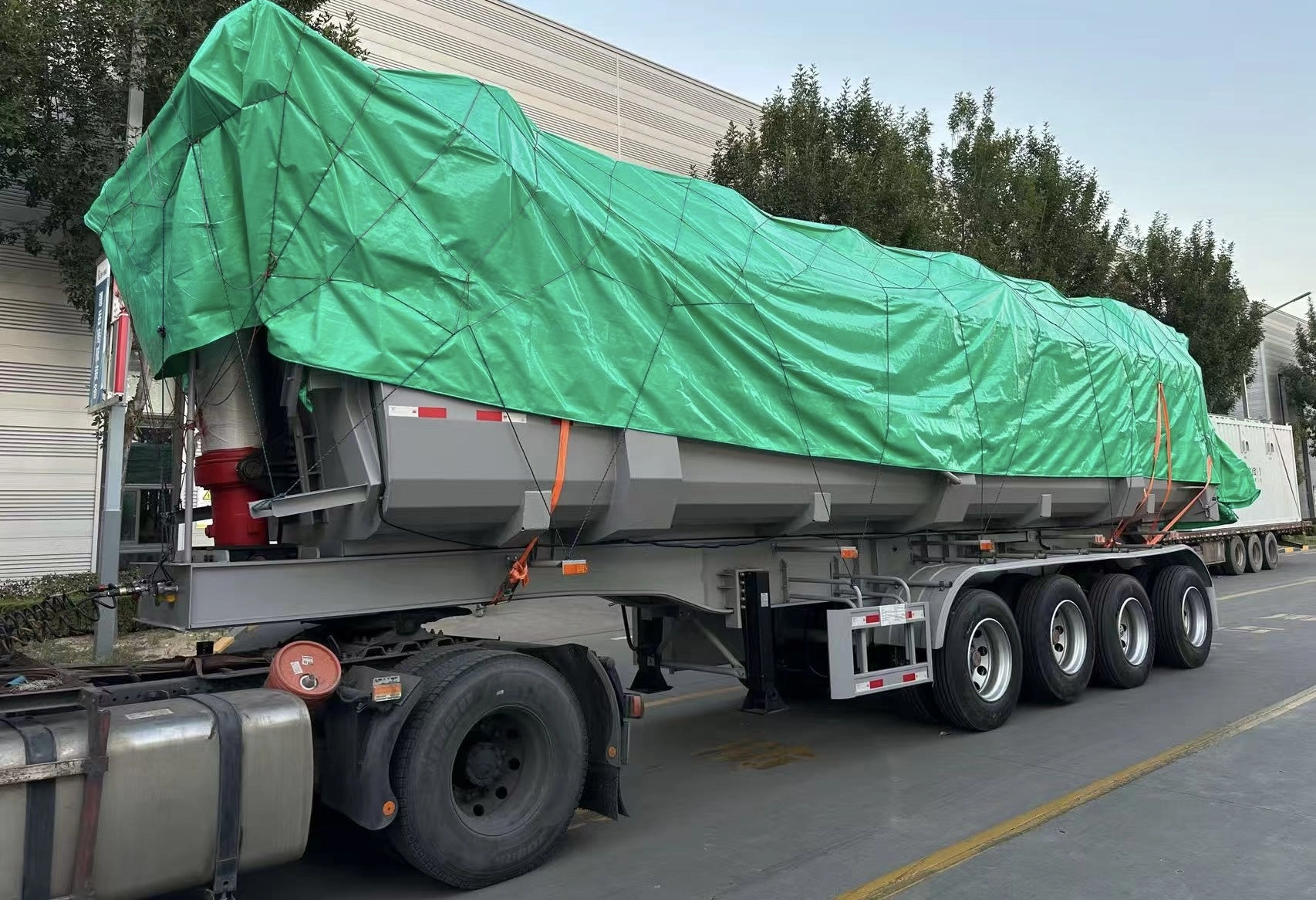 Rear gate and axle group of the four-axle end dump semi trailer