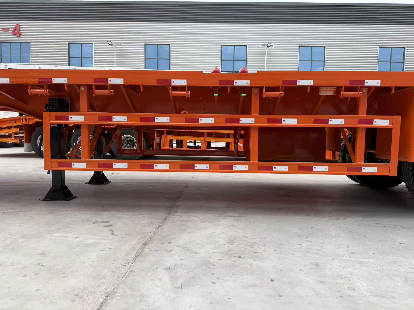Landing gear and front chassis detail of the skeleton trailer