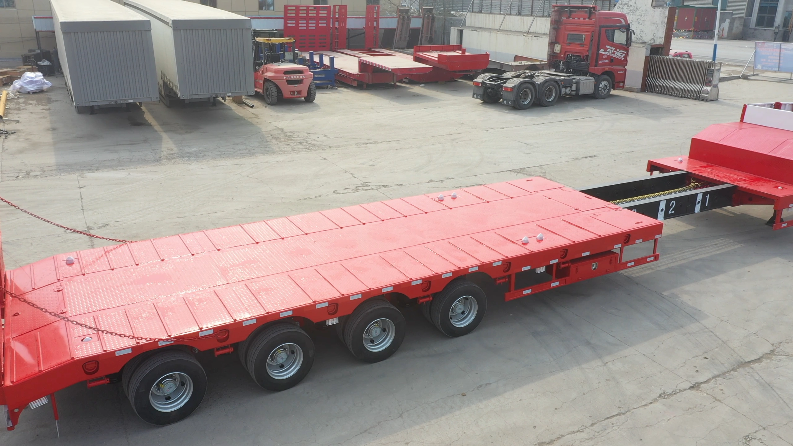 Extendable gooseneck section on a four axle lowbed trailer