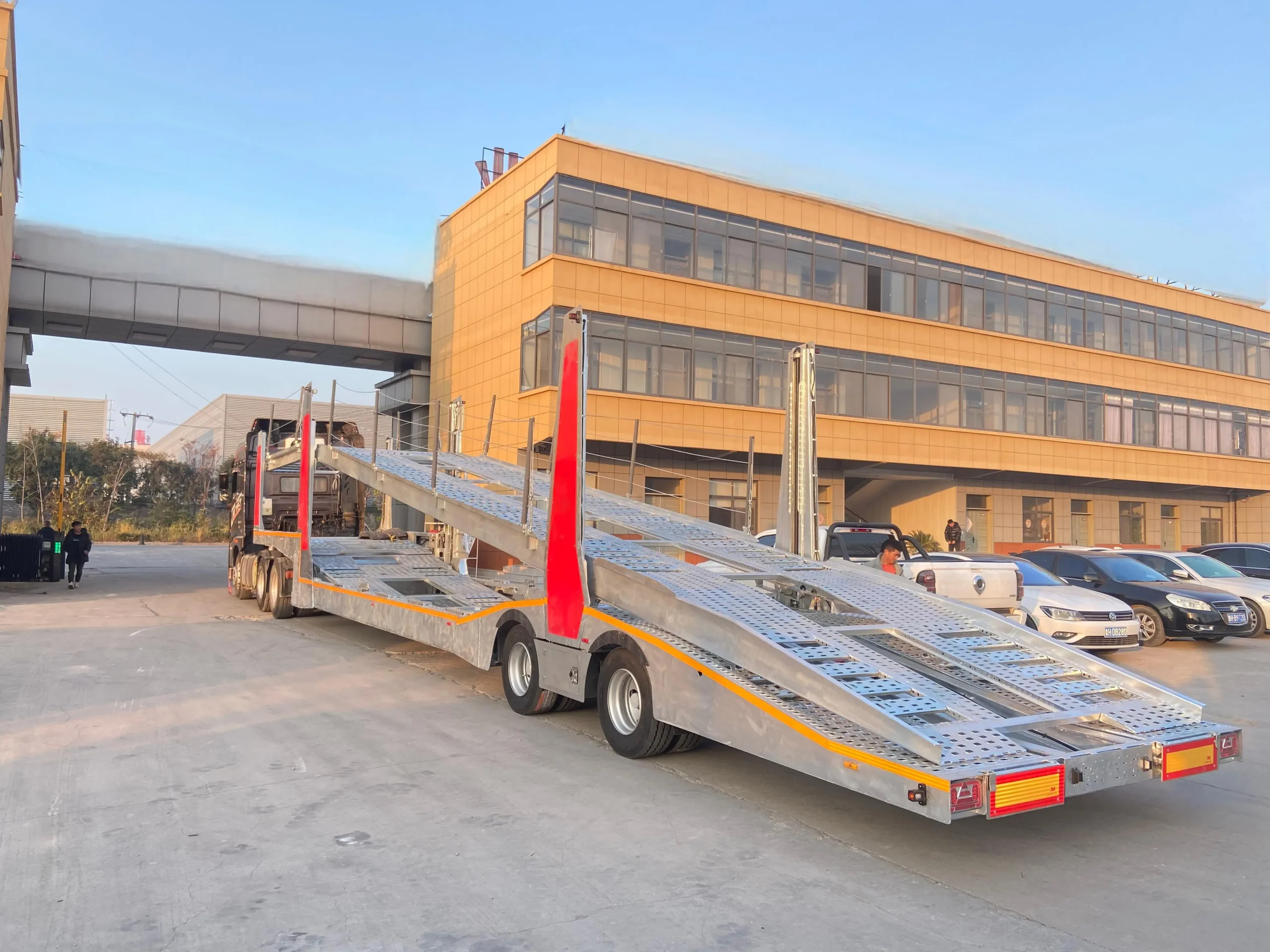 Raised upper platform on double deck car carrier trailer