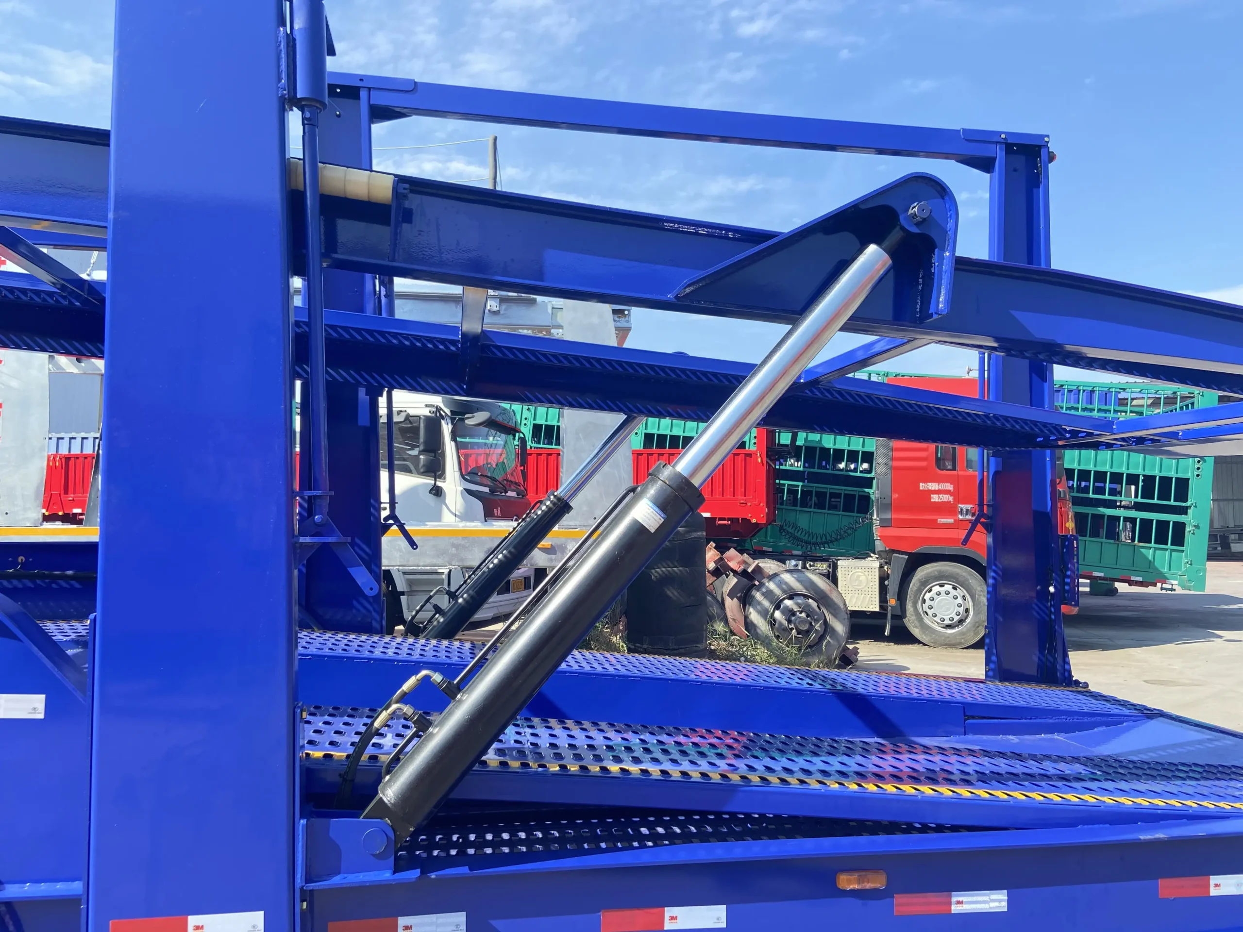 Hydraulic upper-deck adjustment on the two-axle car carrier trailer
