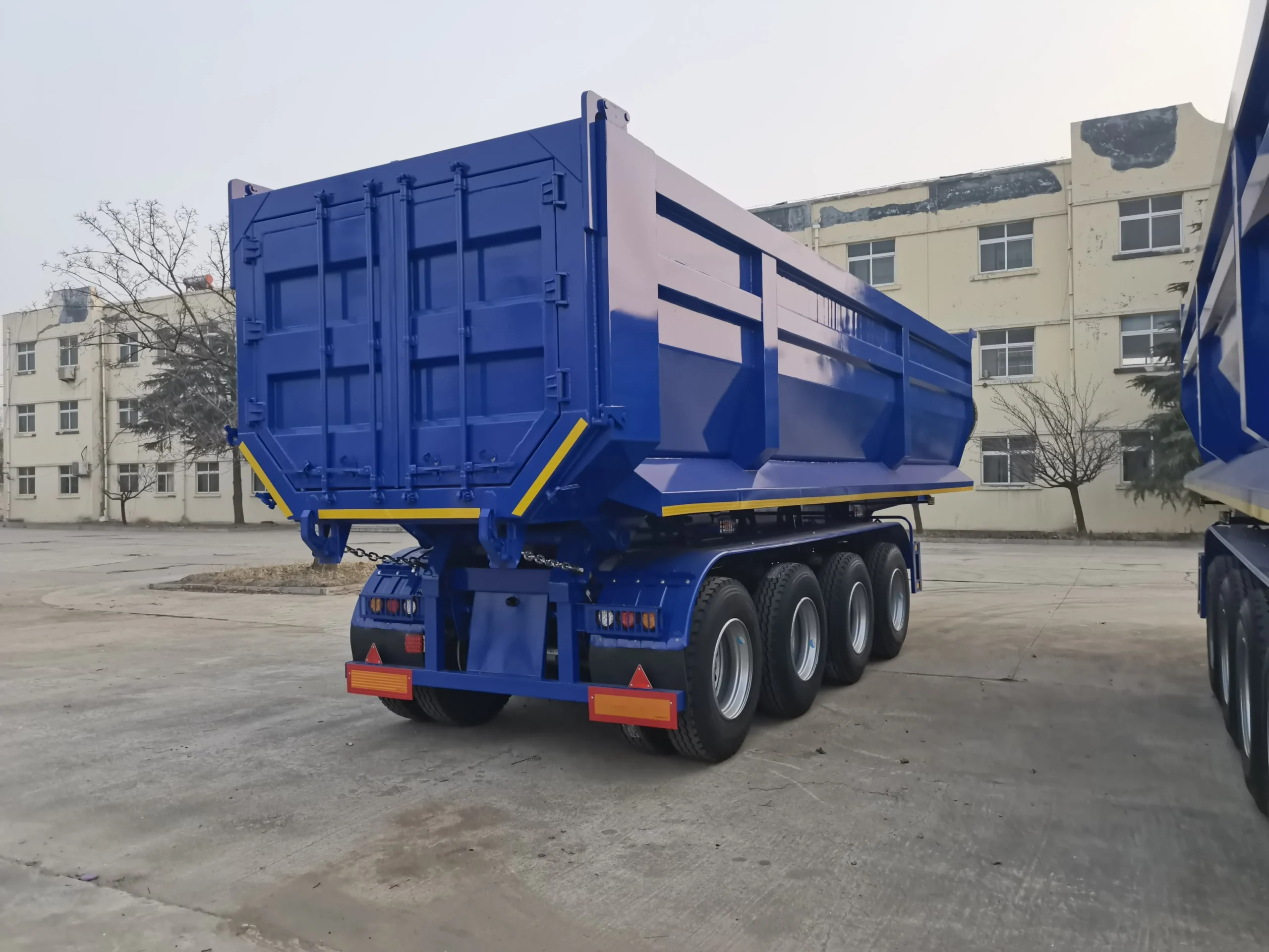 Twin spare wheels and landing gear of the dump trailer