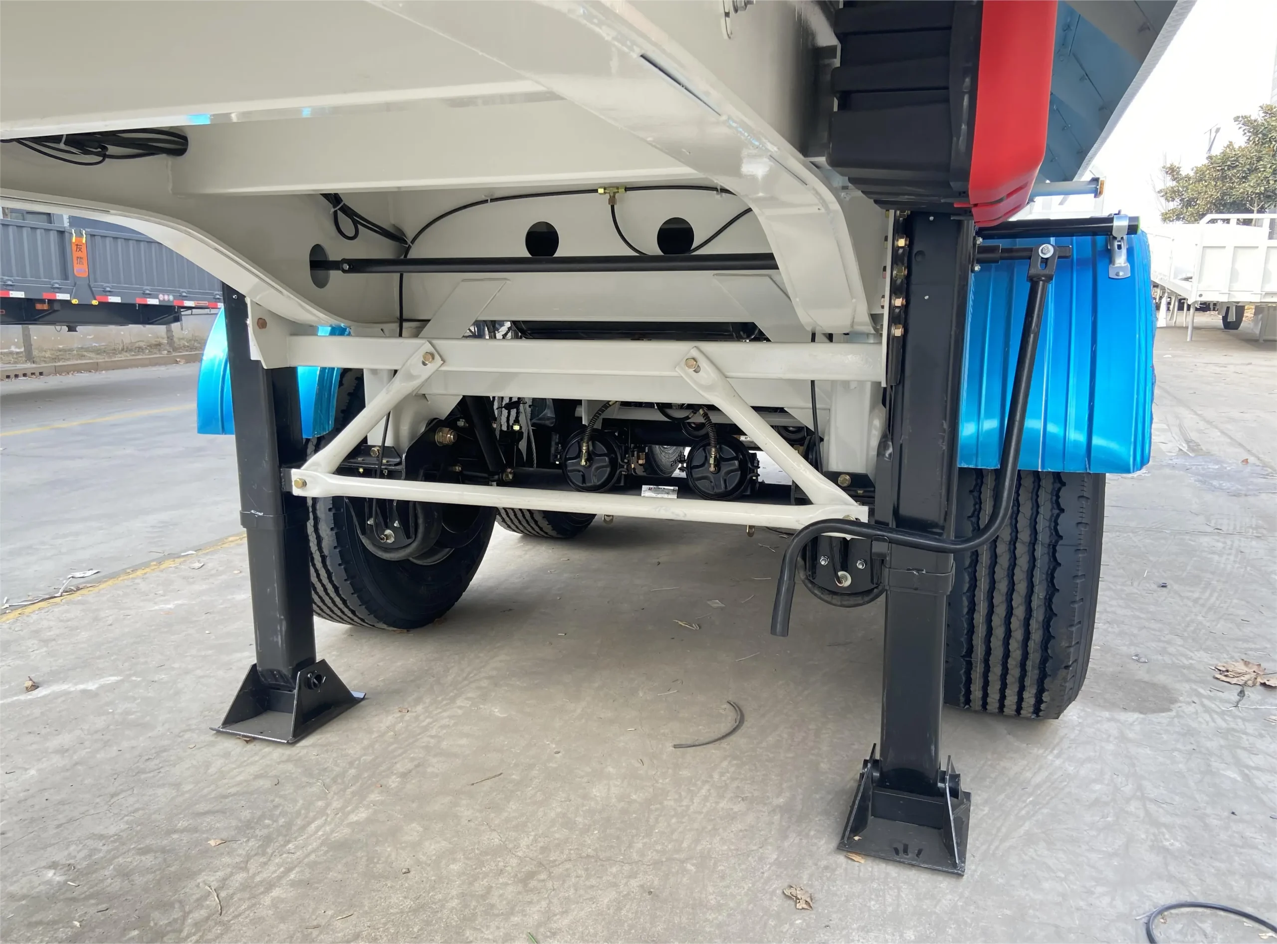 Front-mounted lift cylinder of the rear tipper semi trailer