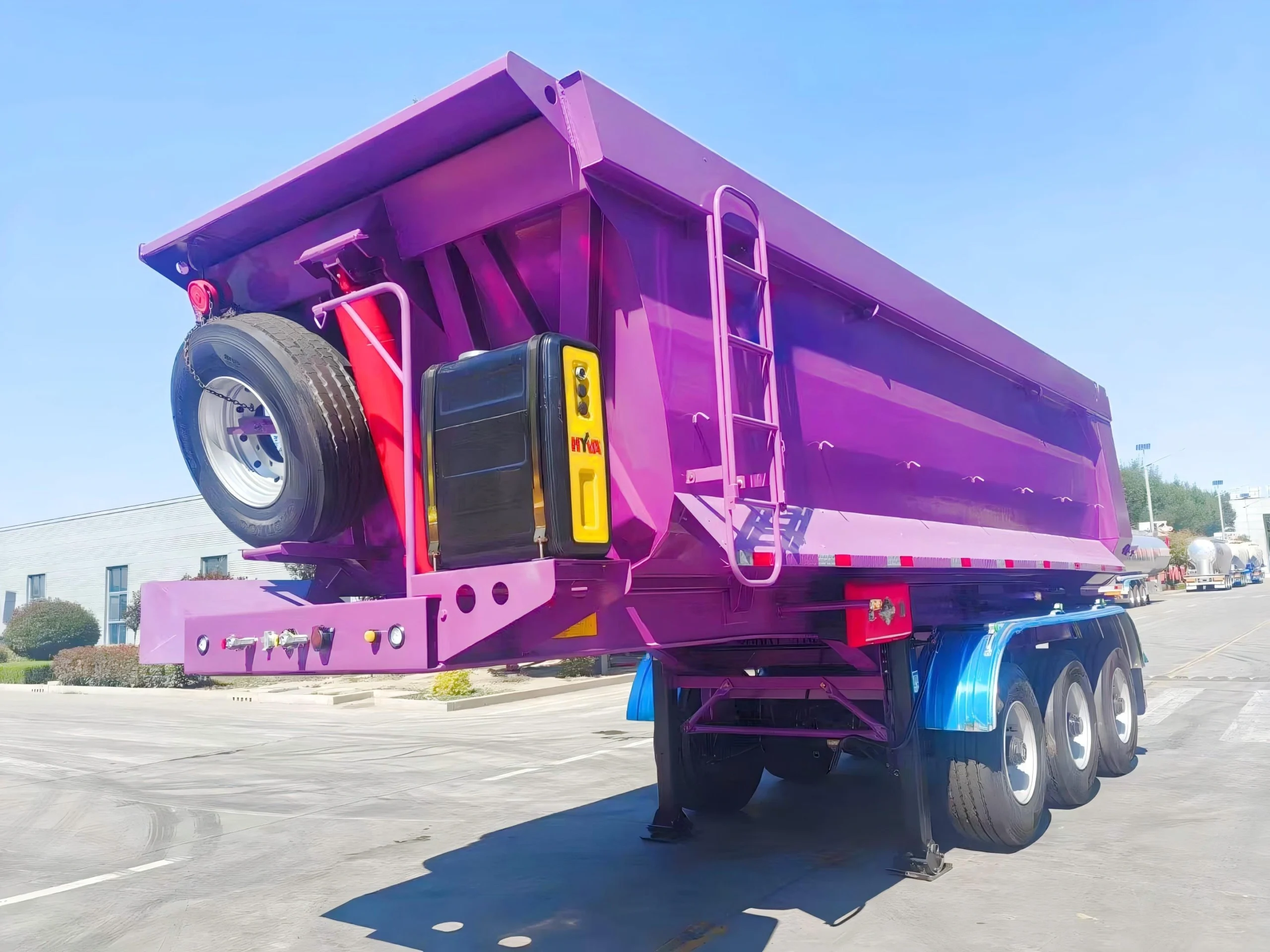Front view of the three-axle rear tipper semi trailer