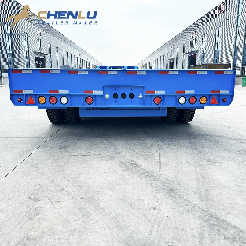 Low main deck on a four-axle folding gooseneck trailer