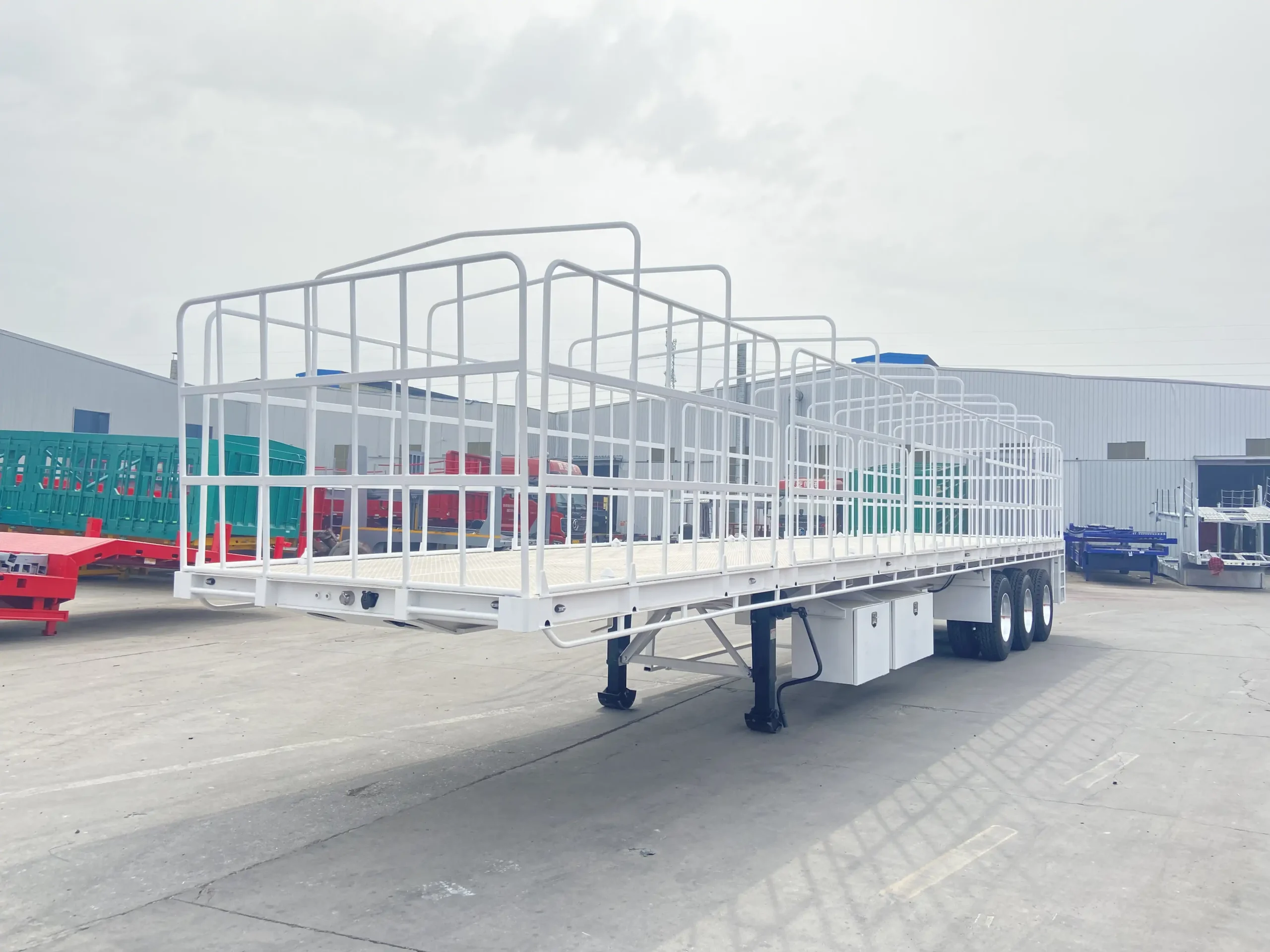 Flat loading deck and tubular side gates