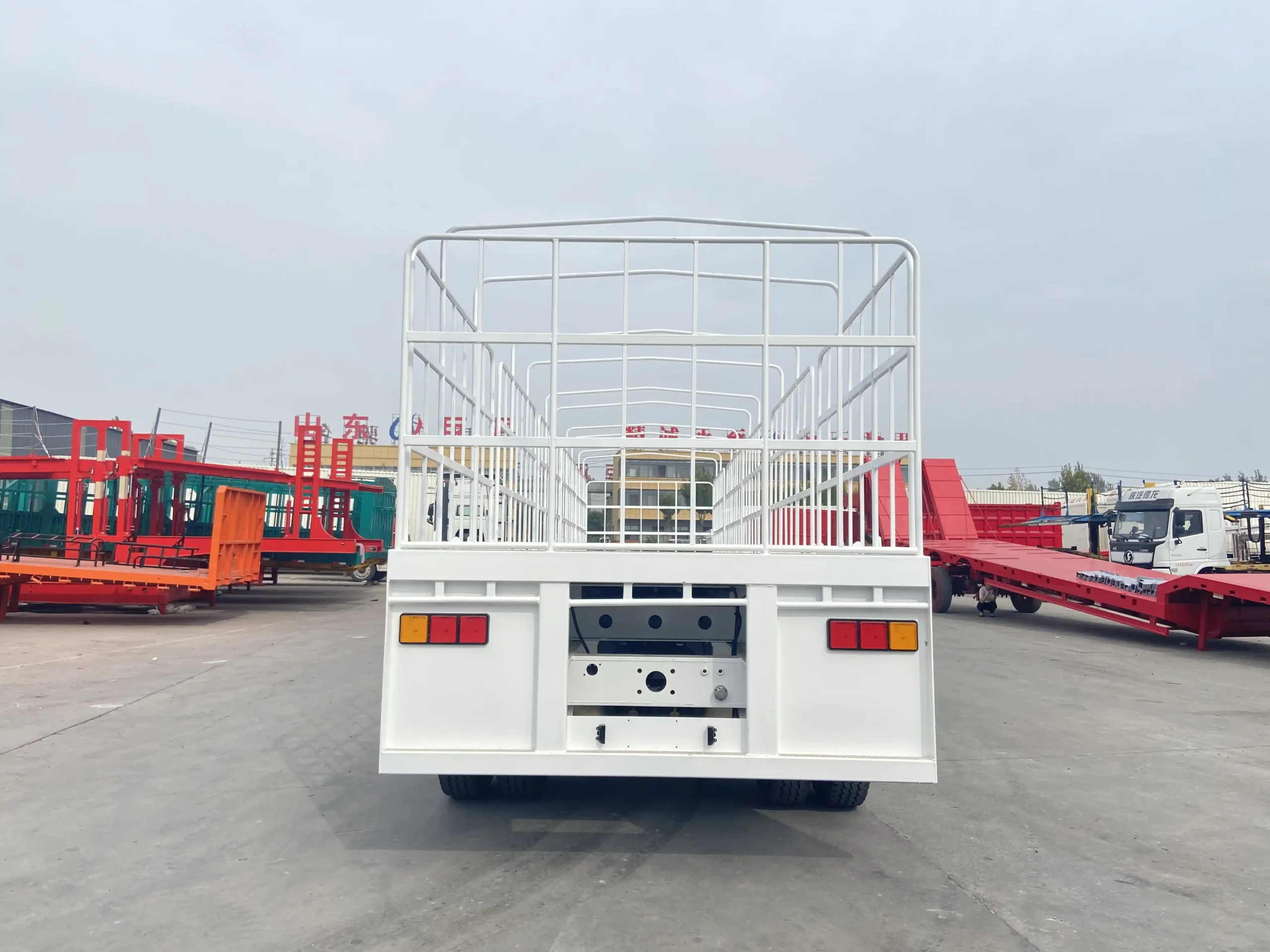 Rear gate and lighting of a tri axle flat top trailer