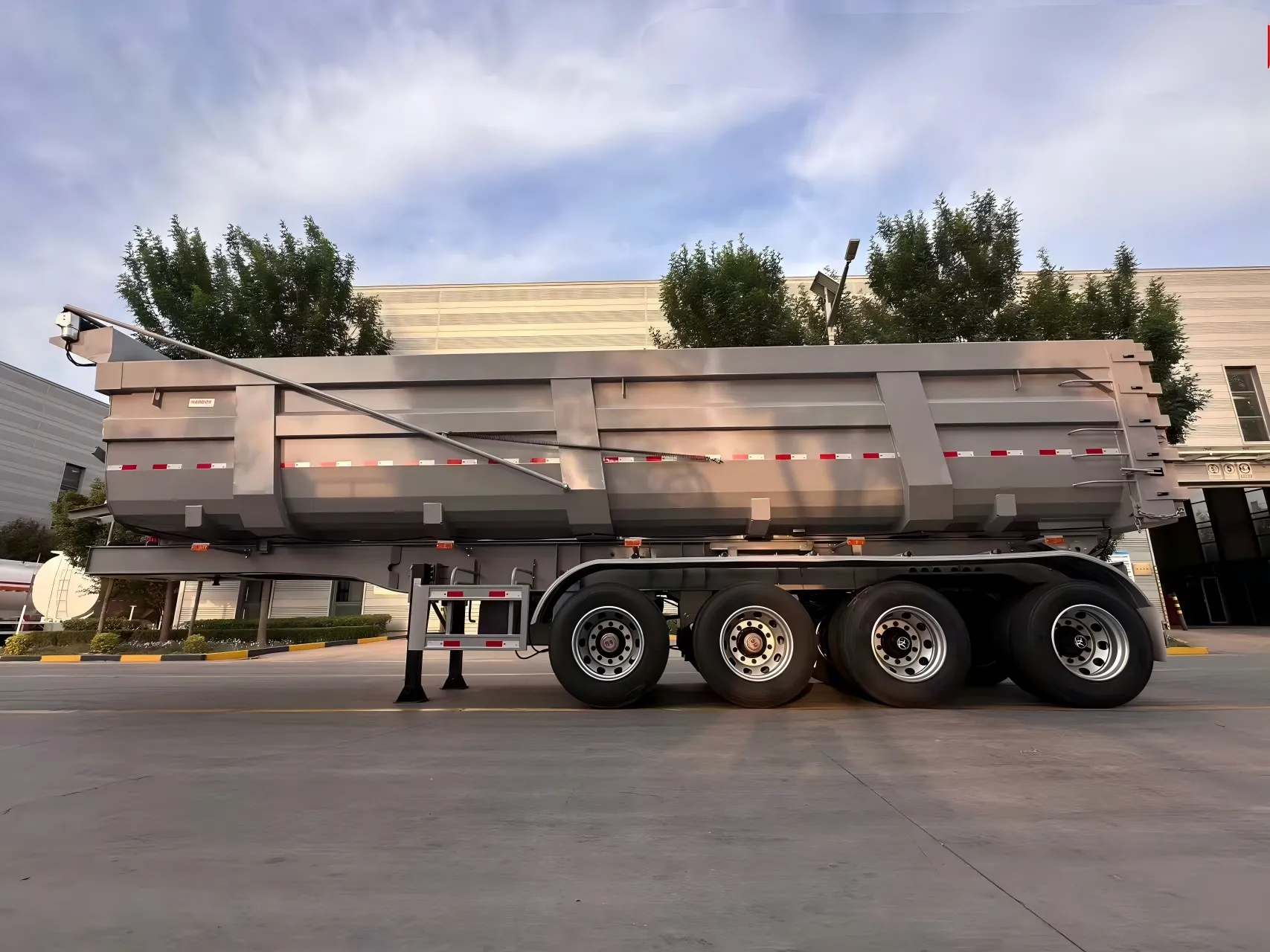 High-sided body of the four-axle end dump semi trailer