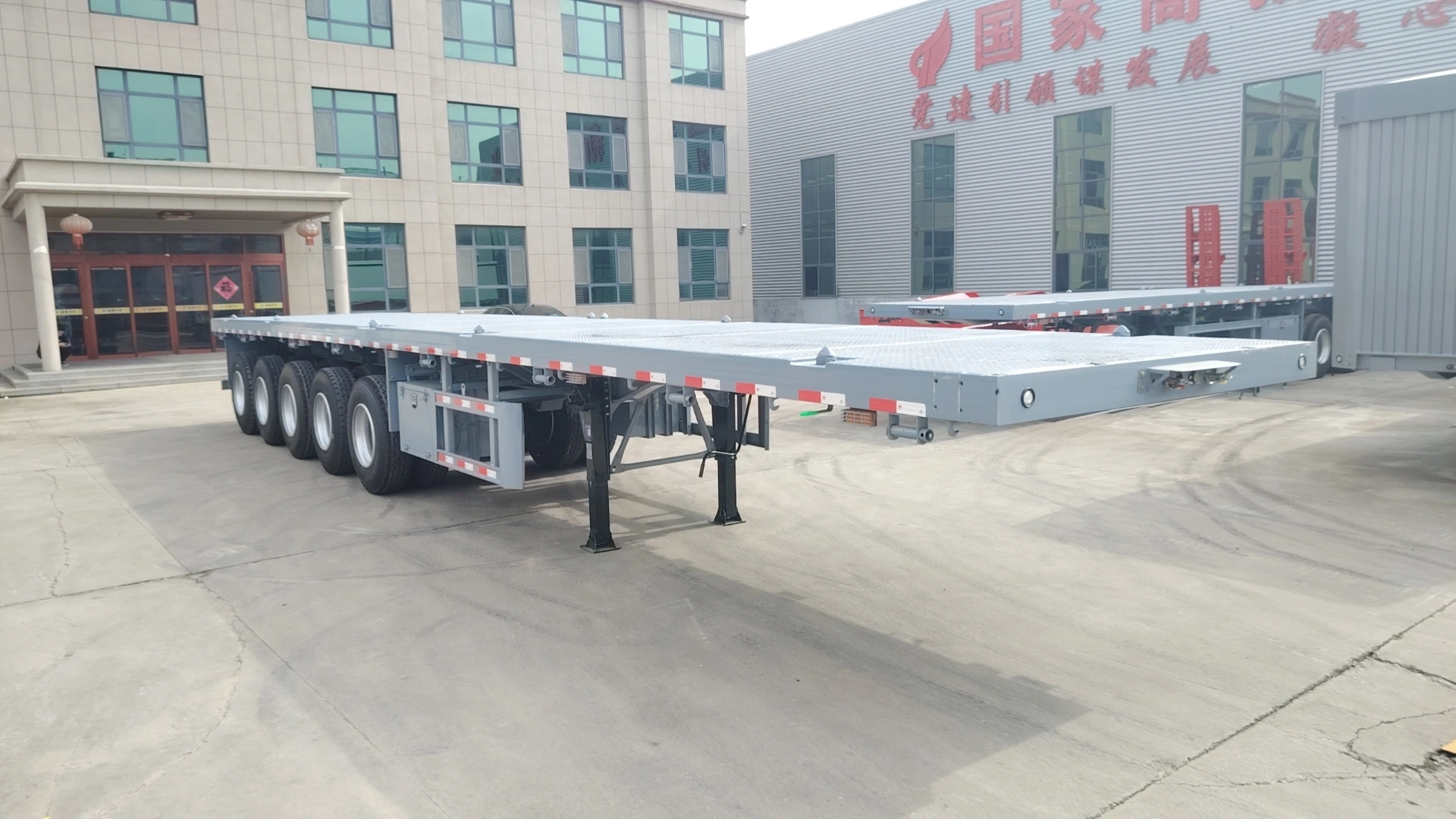 Open deck on heavy-duty five-axle flatbed trailer