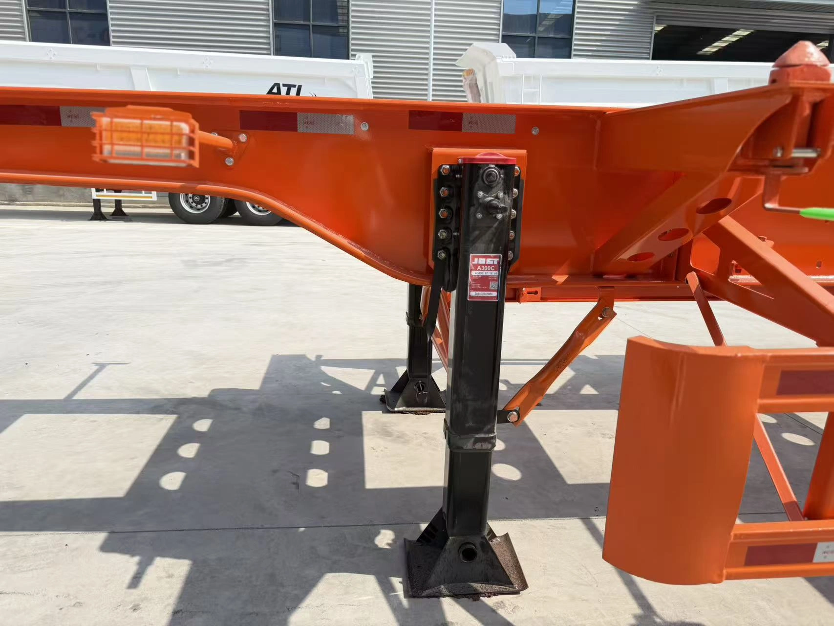 Tandem axle and wheel area of the skeleton trailer