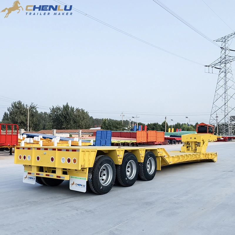 Front loading end of a three-axle detachable gooseneck lowbed