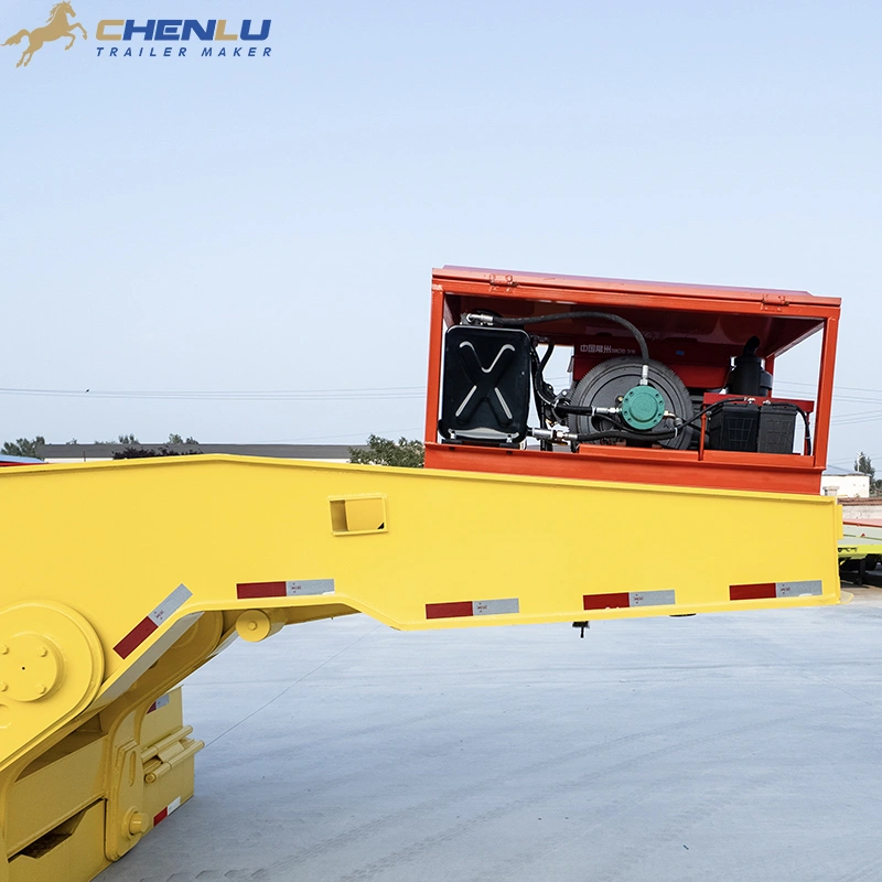 Detachable gooseneck at the front of a three-axle lowbed trailer
