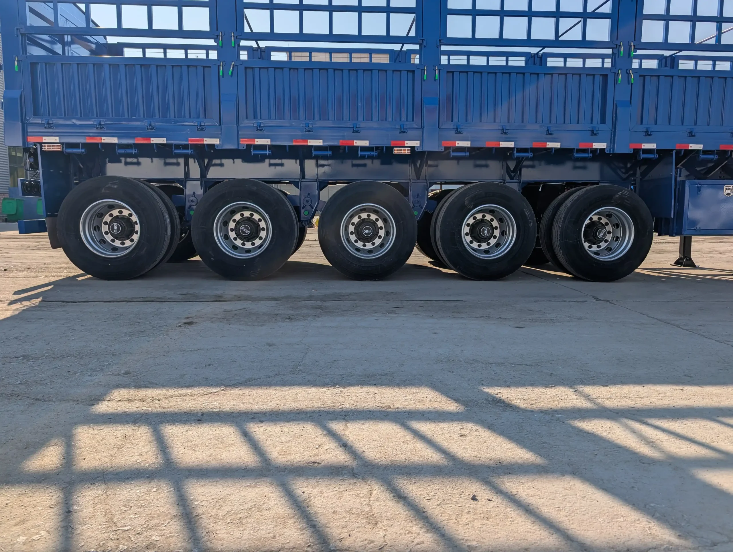 Five-axle running gear beneath fence semi trailer
