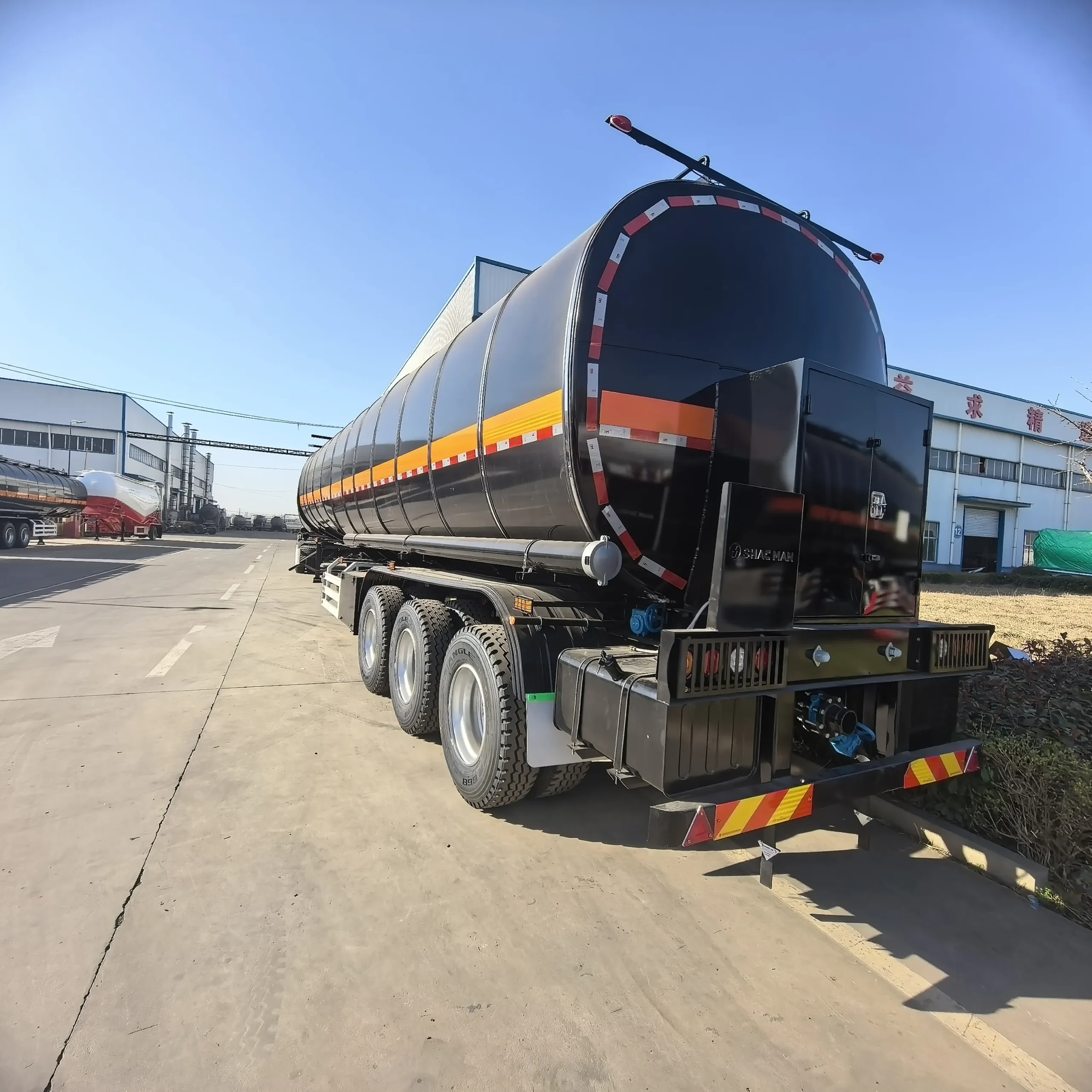 Auxiliary equipment unit on asphalt tanker trailer