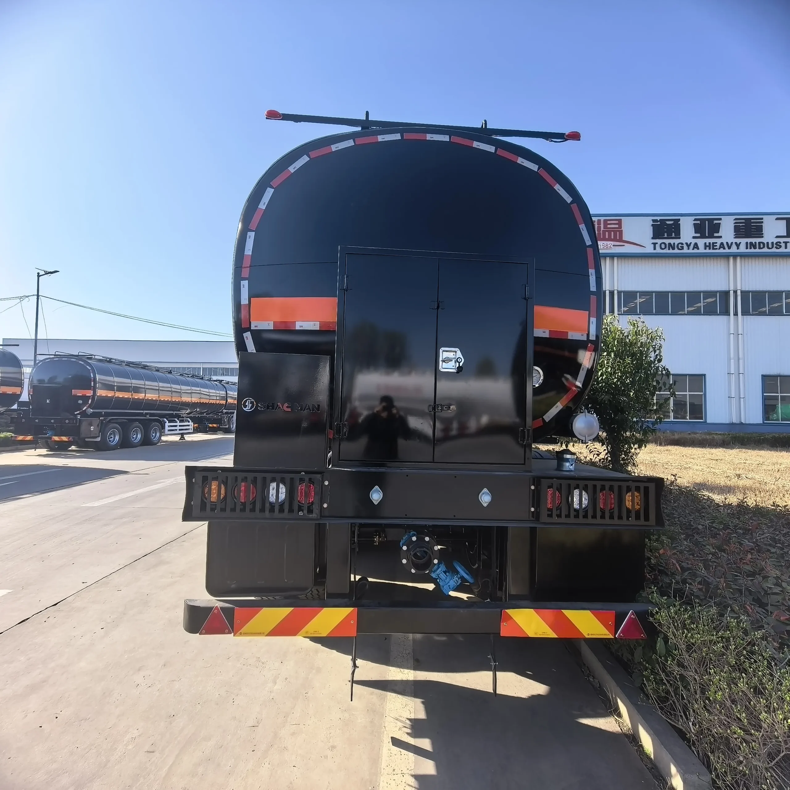 Bitumen tanker heating equipment compartment