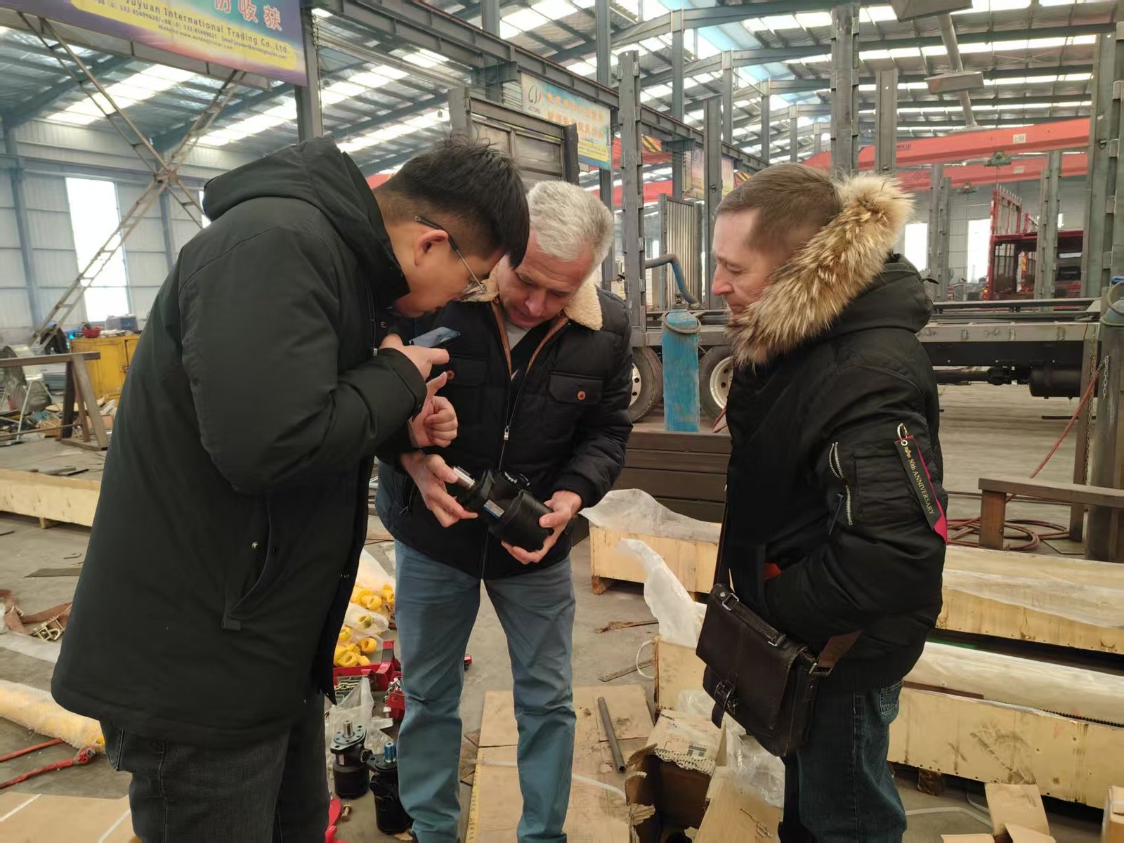 Customer discussing a trailer configuration during a CHENLU factory visit