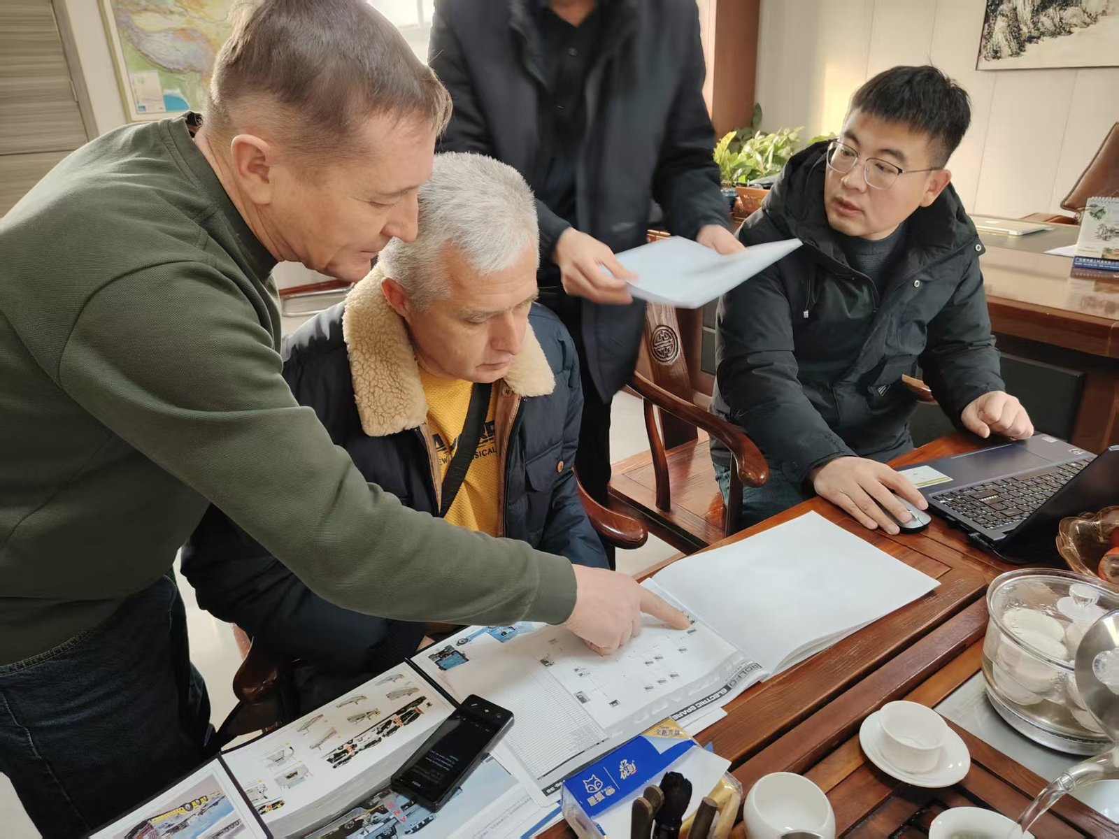 Customer reviewing a trailer configuration with the CHENLU team