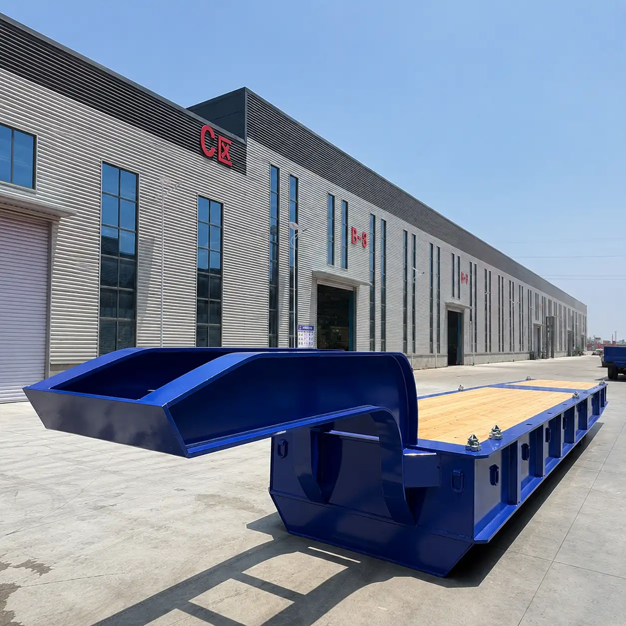 Long loading platform on a two-axle folding gooseneck lowbed trailer