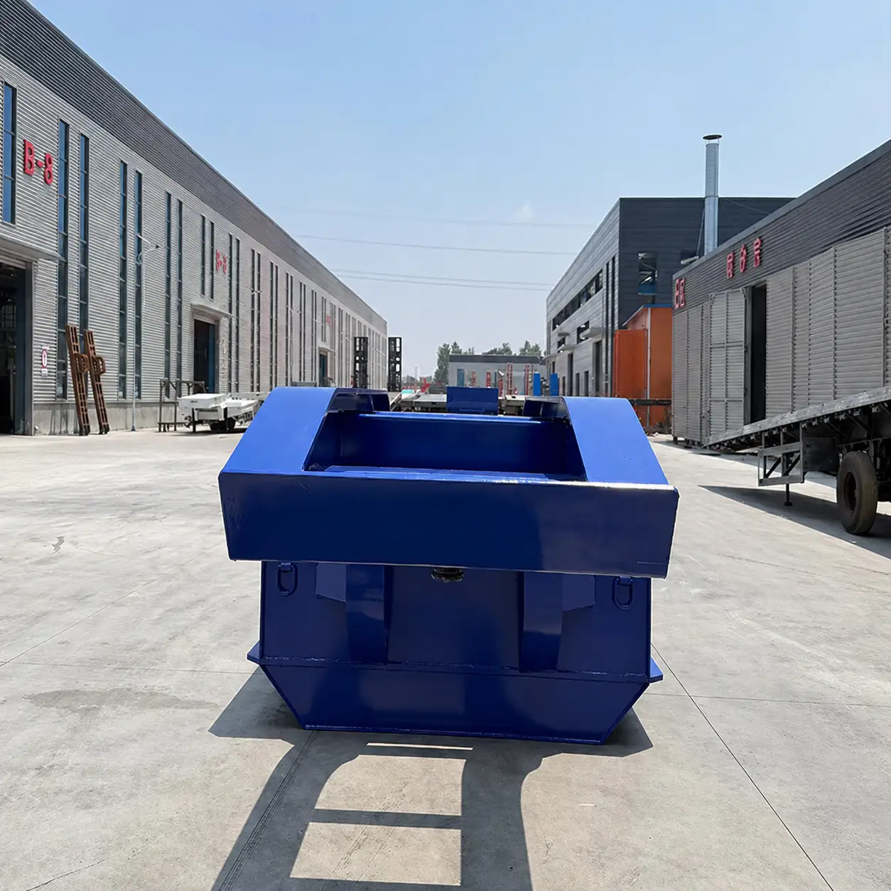 Two-axle folding gooseneck lowbed main deck