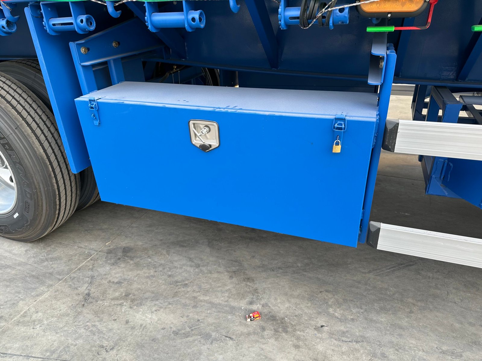 Lockable blue toolbox mounted beneath the Chile flatbed trailer