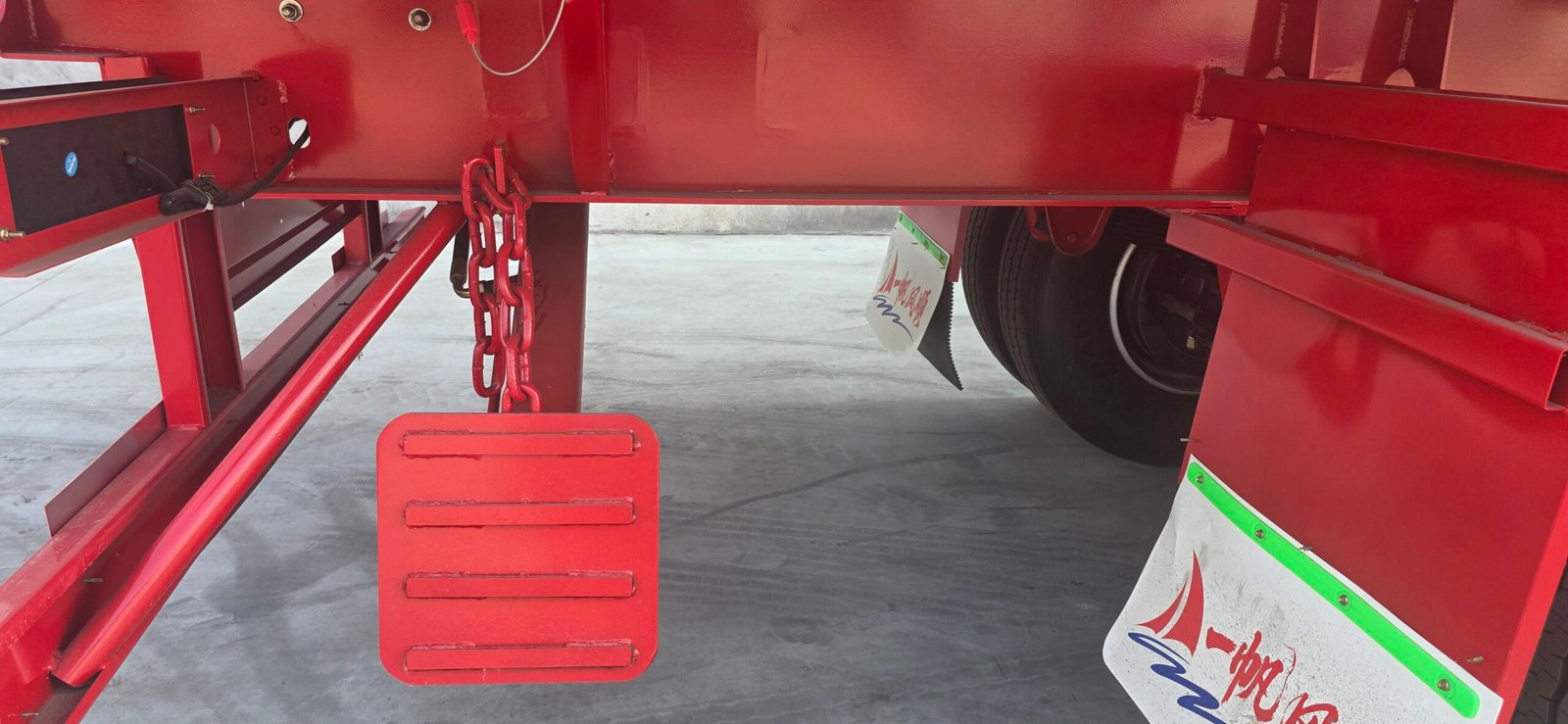 Underbody fittings on the custom three-axle side-tipping trailer