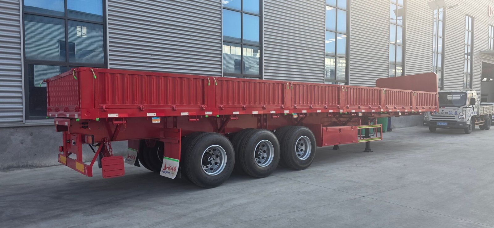Rear view of the three-axle side-tipping trailer prepared for Ghana
