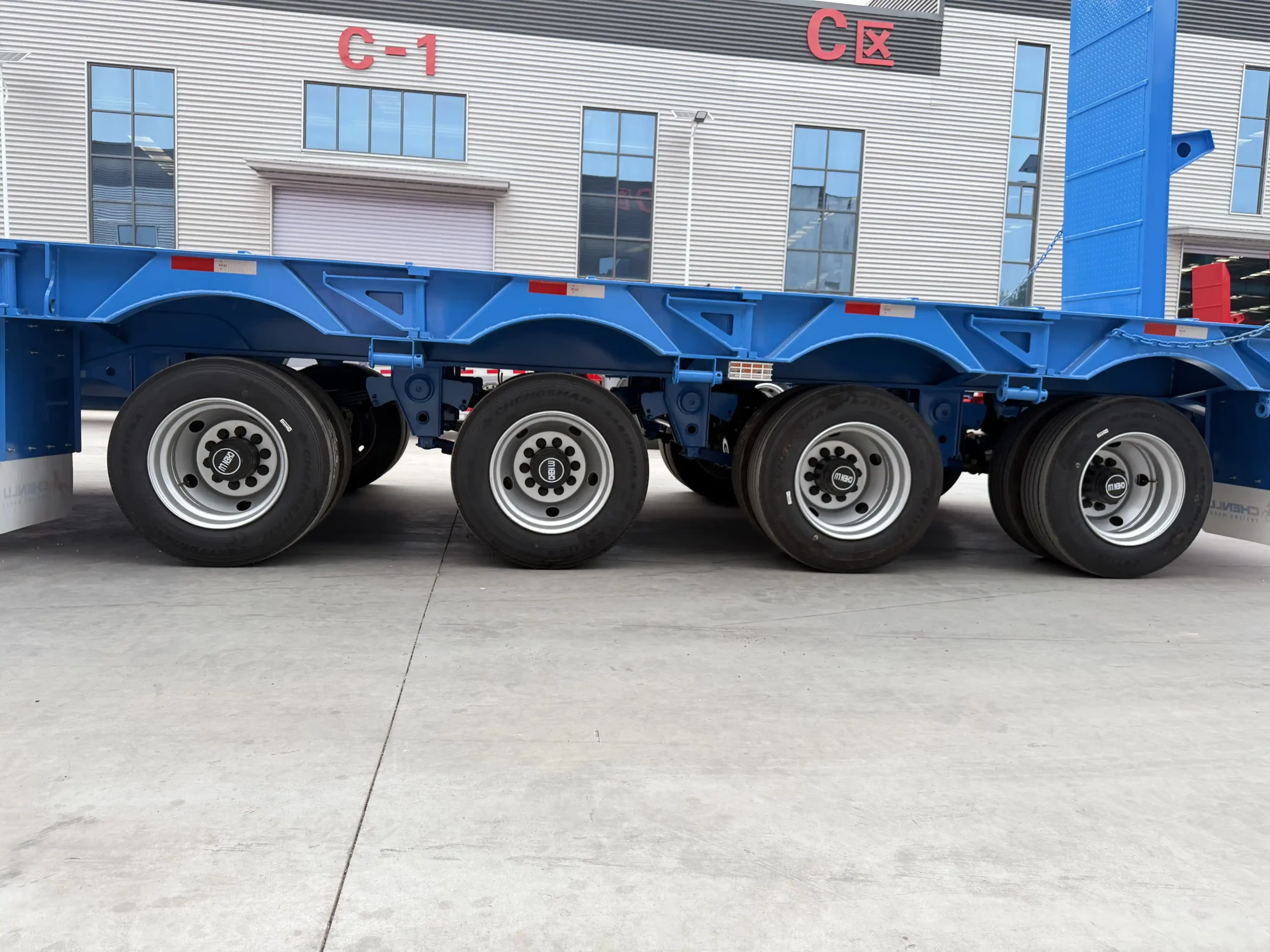 Four-axle wheel group on a blue lowbed trailer