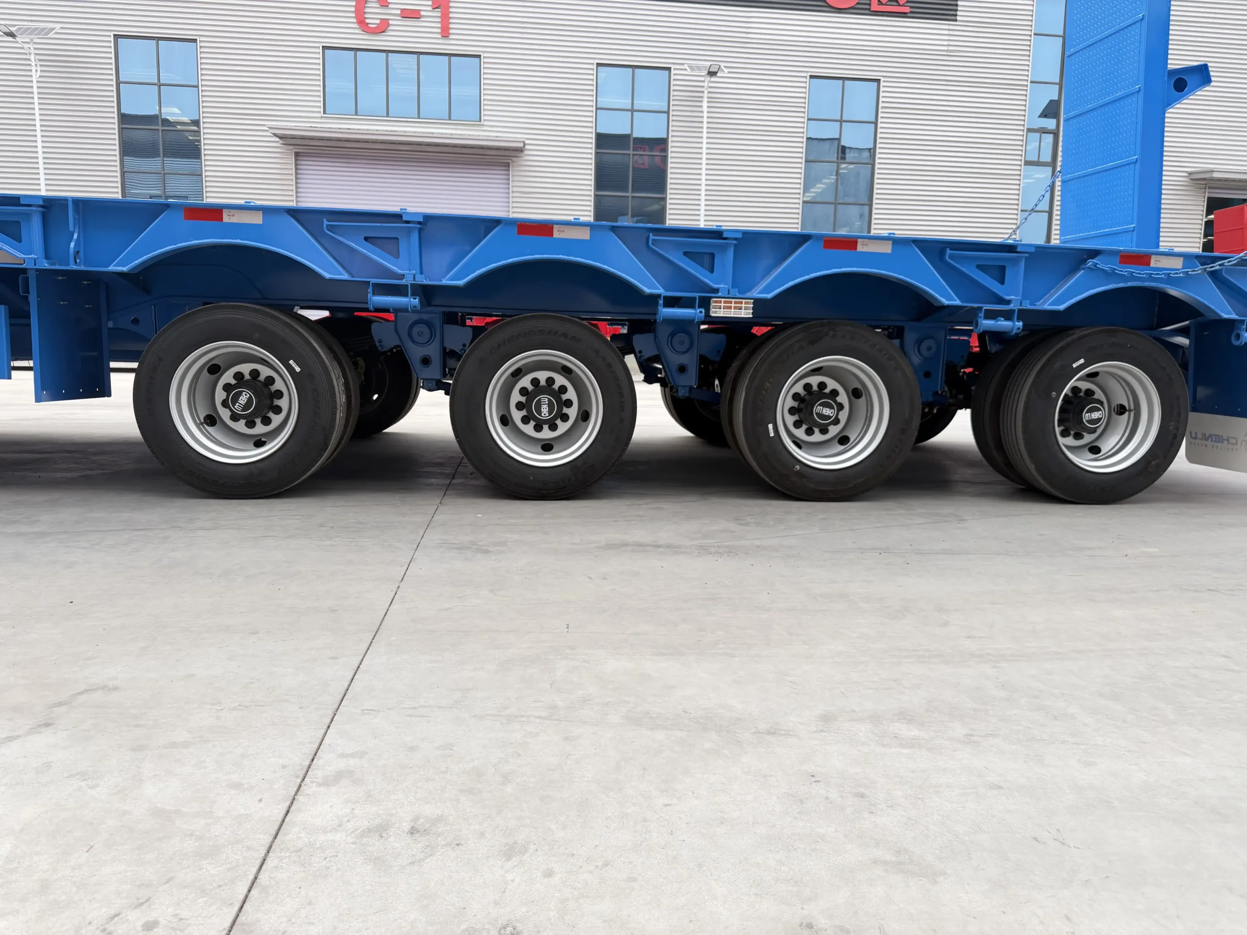 Four-axle wheel group on a blue 80 ton lowbed trailer