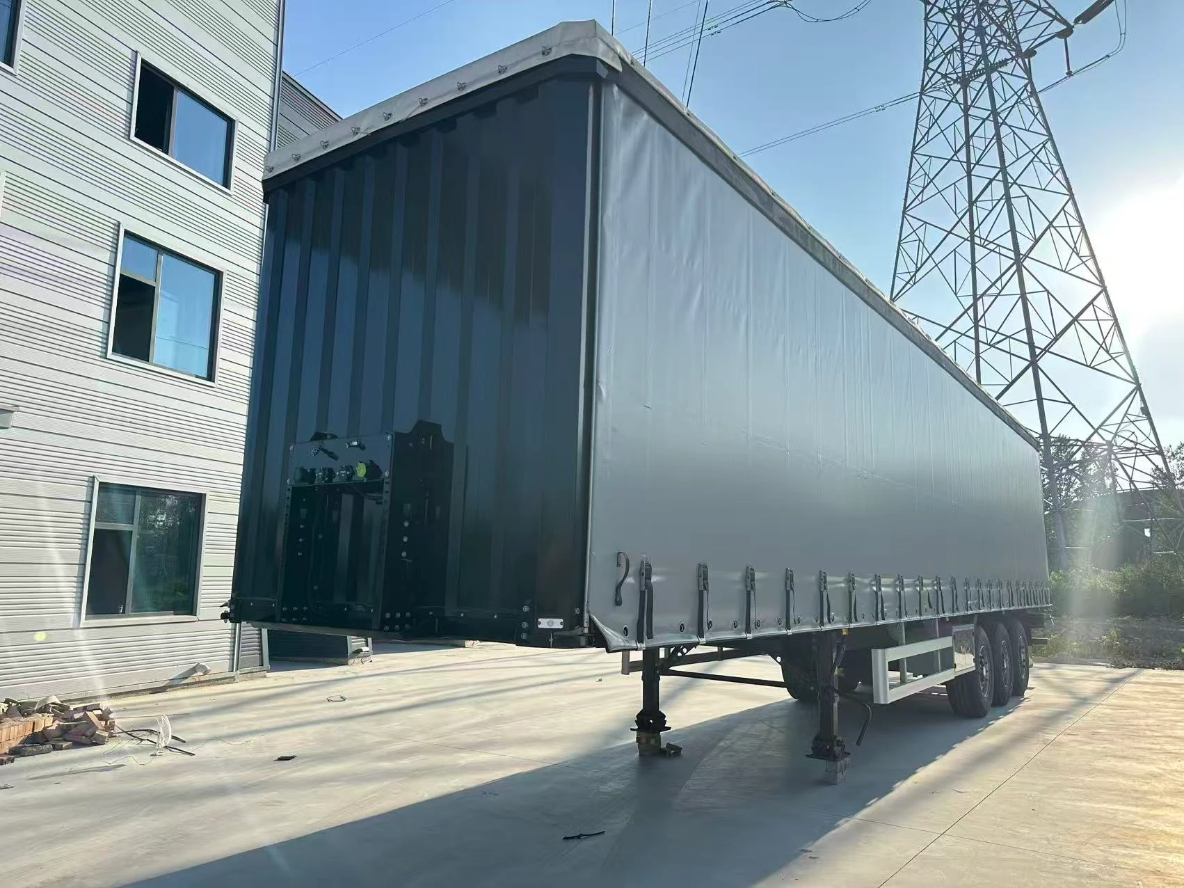 Front three-quarter view of the three-axle curtain side semi trailer for palletized and packaged freight