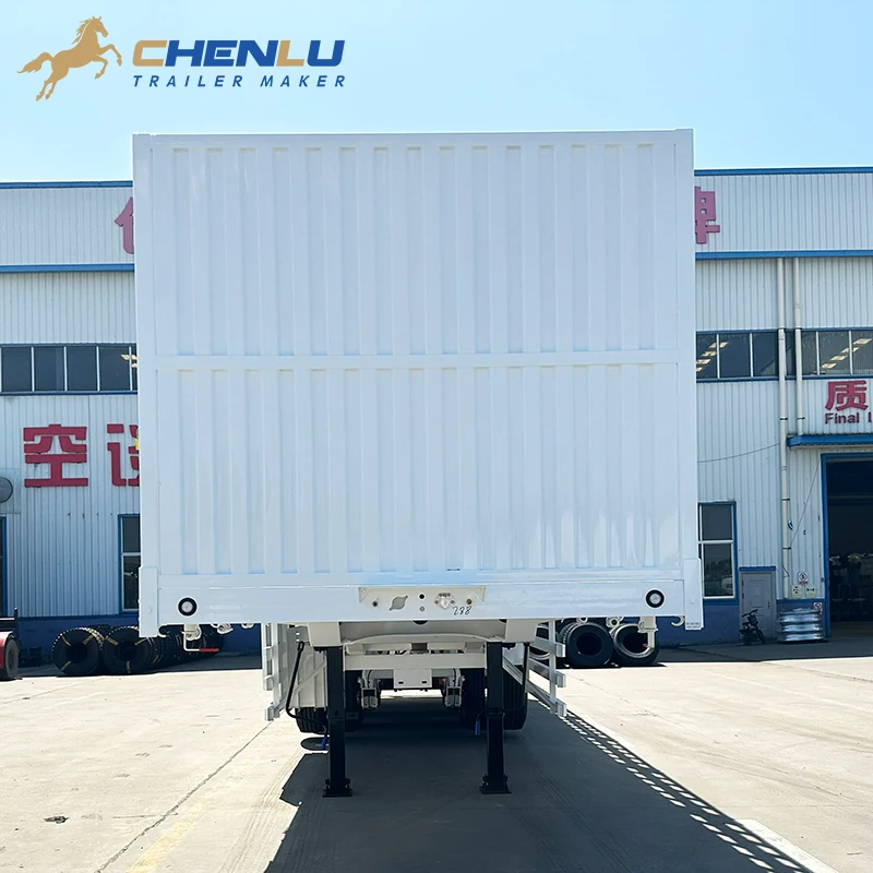 Full-height front bulkhead on the fence cargo trailer